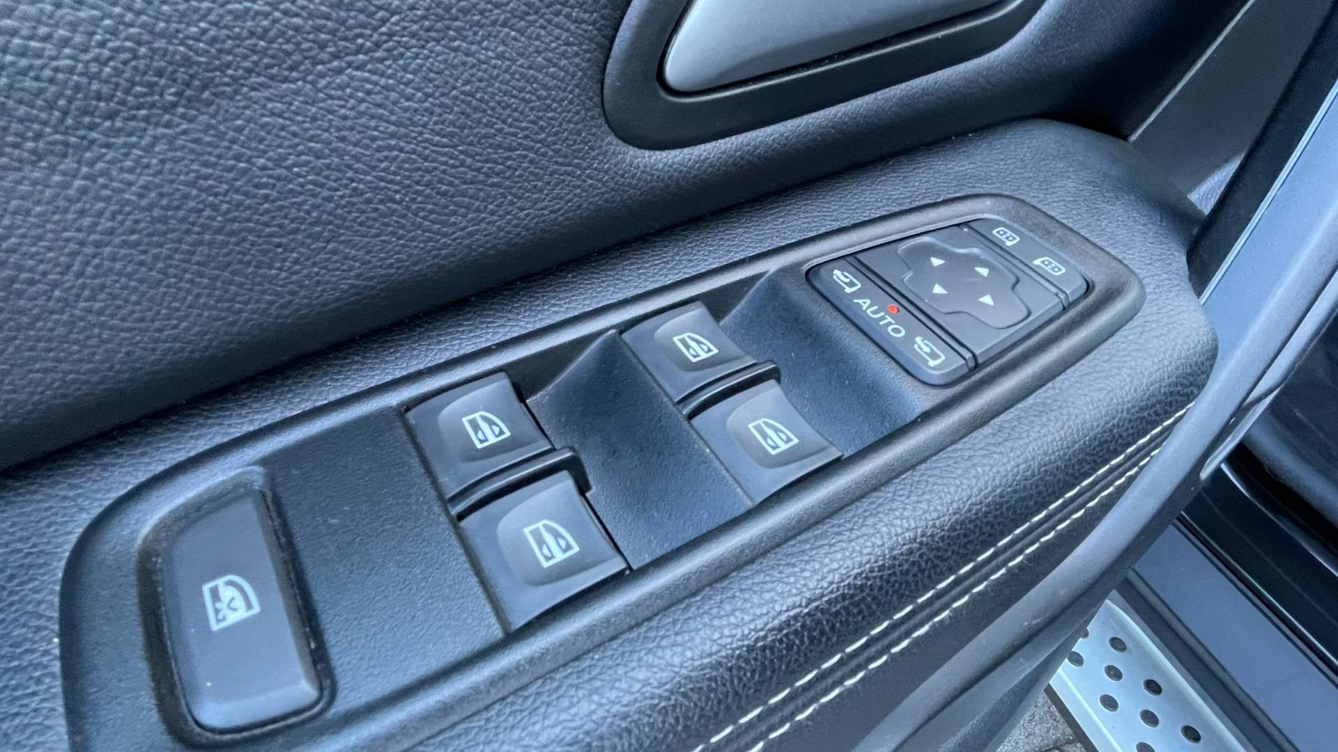33031098_11