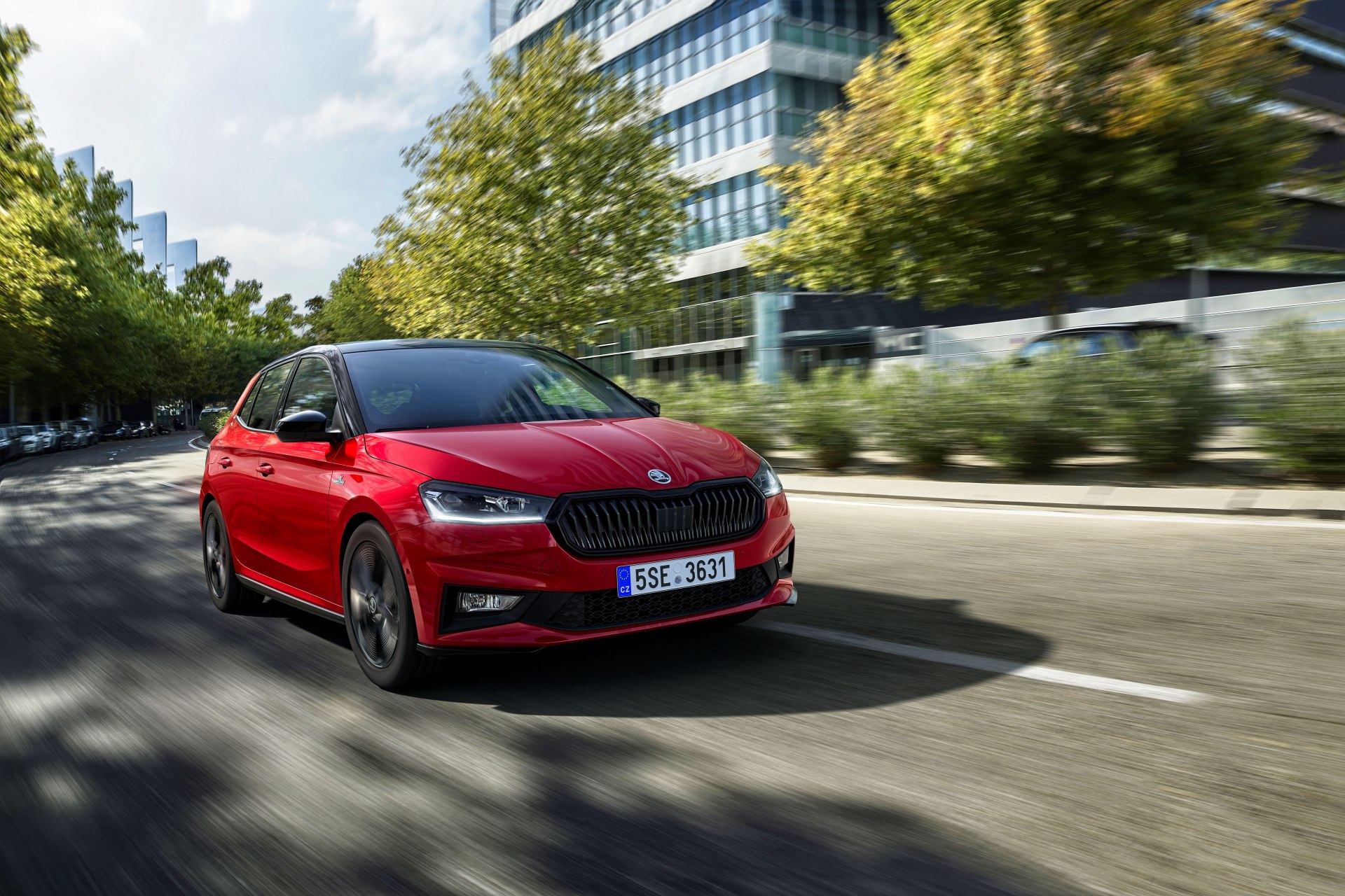 Škoda Fabia Monte Carlo so športovými nárazníkmi a čiernymi detailmi