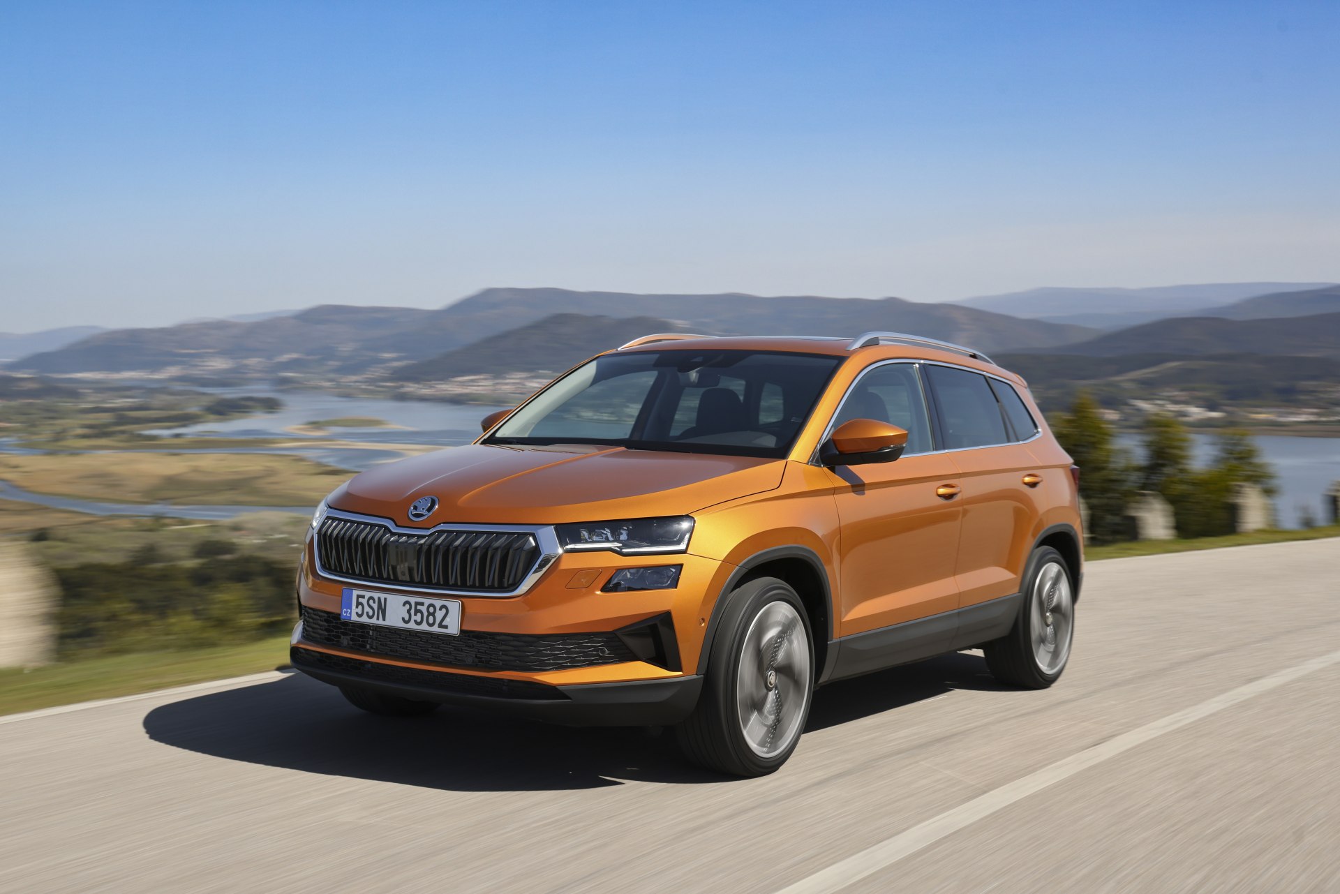 Škoda Karoq modelového roka 2027 spredu a zboku