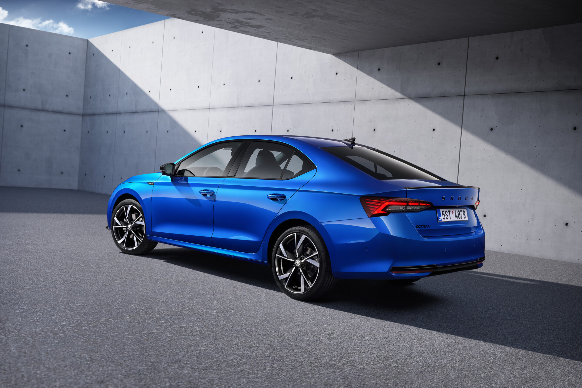 Škoda Octavia Sportline pohľad zboku modrá farba