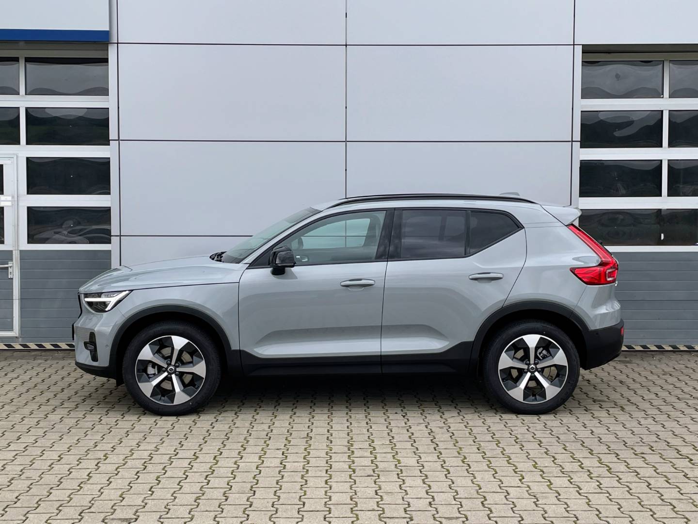 Volvo XC40 2.0 SOV B3 mHEV Plus A/T sov – Obrázok 3