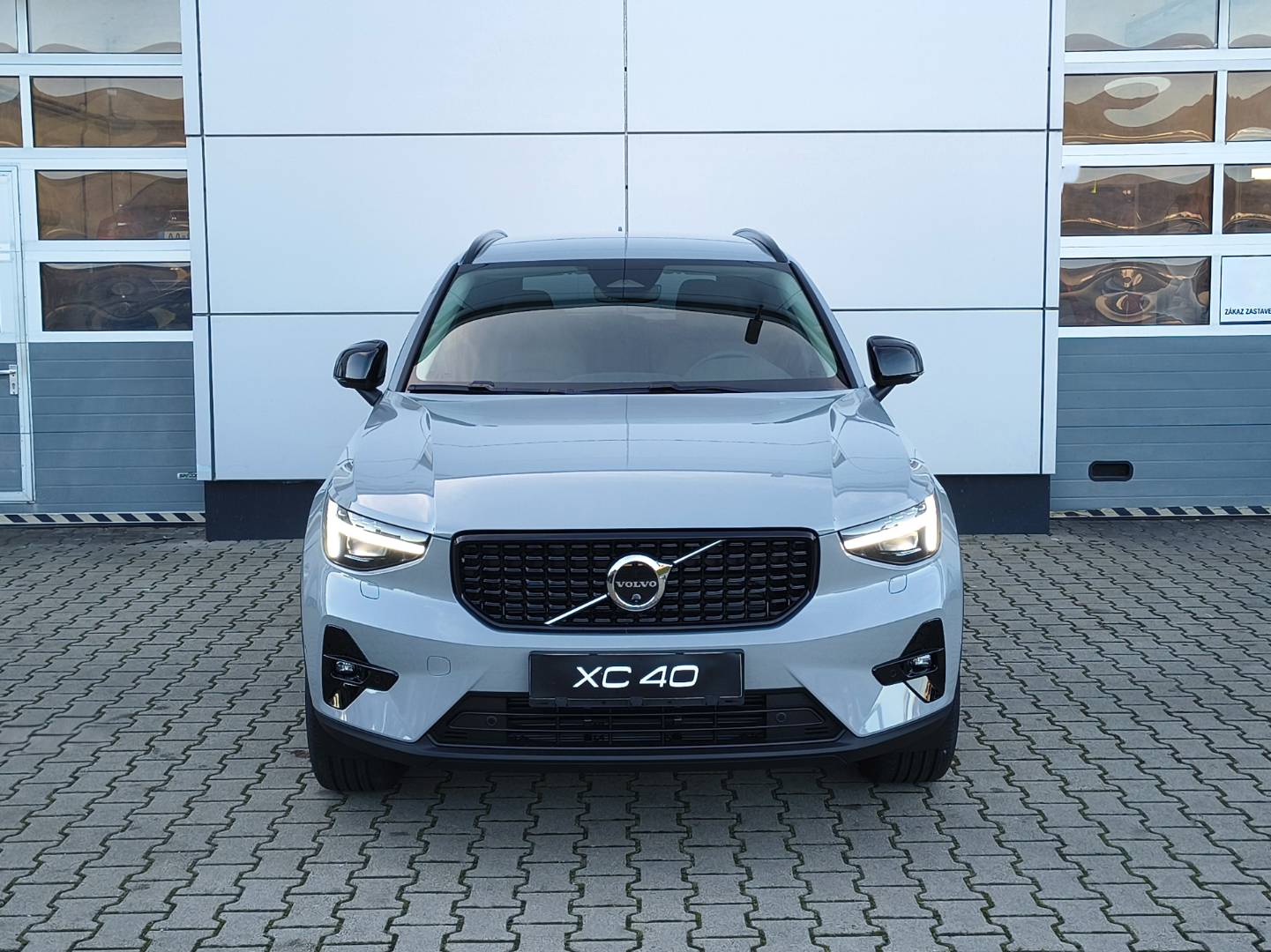 Volvo XC40 2.0 B3 mHEV Plus A/T ren – Obrázok 2