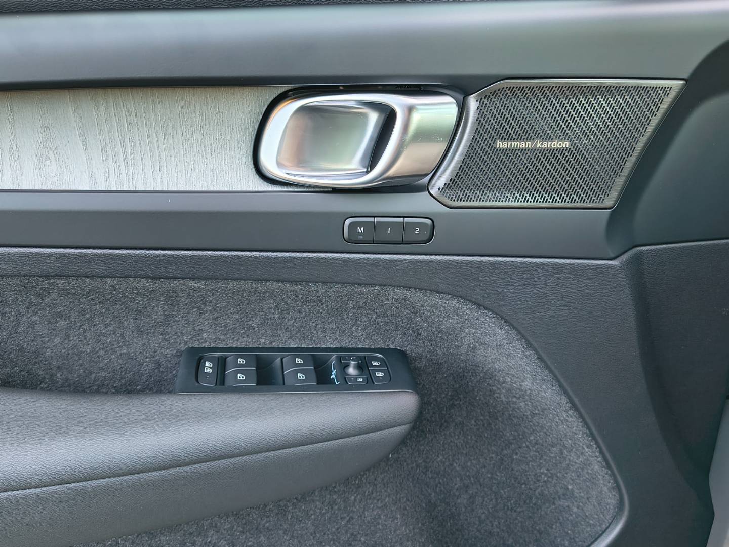 Volvo XC40 2.0 B3 mHEV Plus A/T ren – Obrázok 8