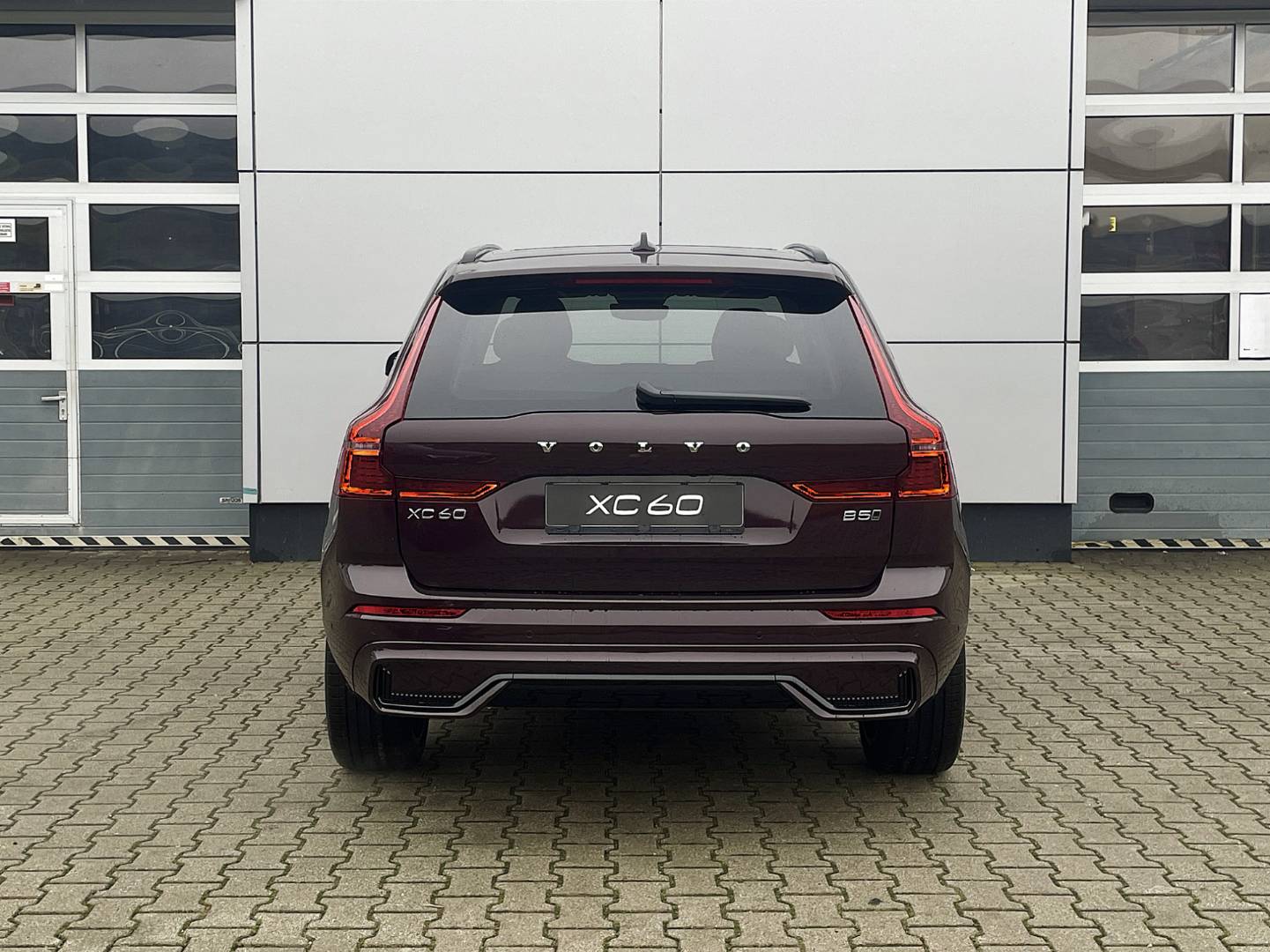 Volvo XC60 2.0 B5 Plus Dark AWD A/T – Obrázok 4