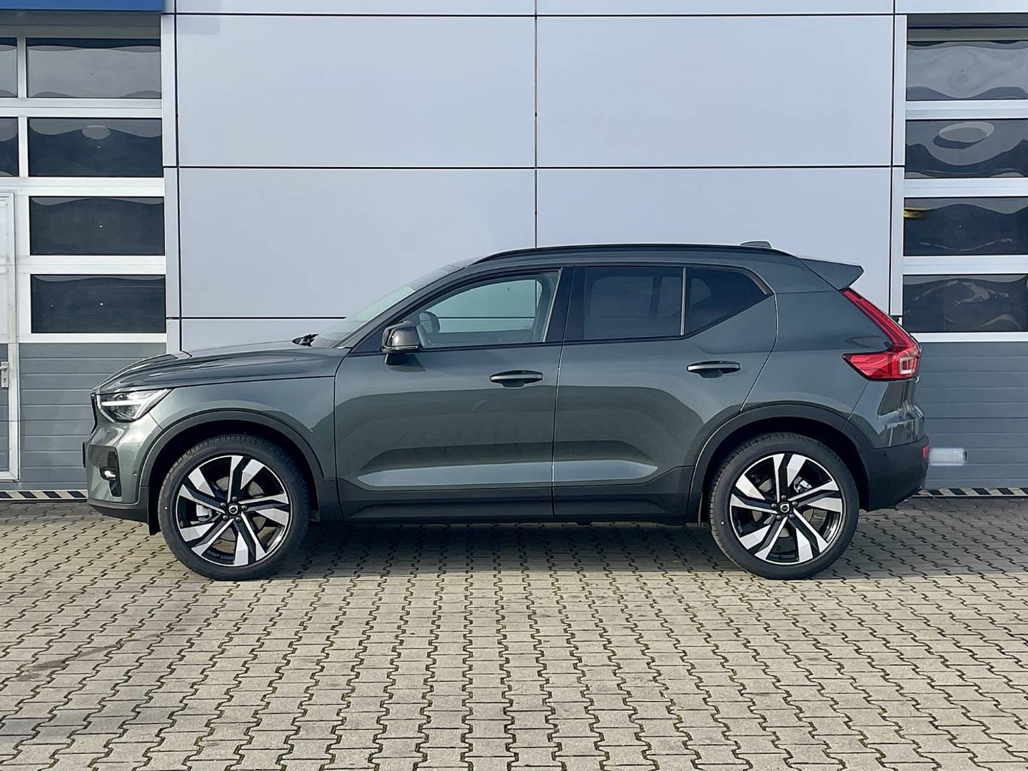 Volvo XC40 2.0 B3 mHEV Plus A/T – Obrázok 3