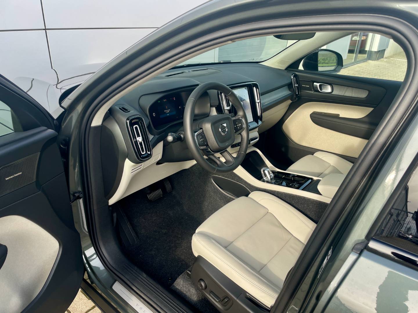 Volvo XC40 2.0 B3 mHEV Plus A/T – Obrázok 5