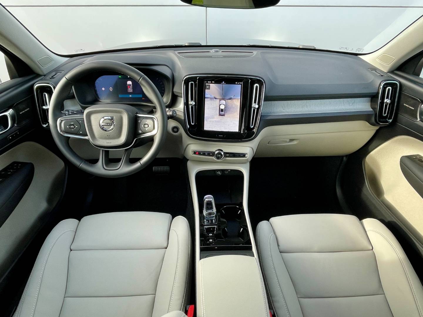Volvo XC40 2.0 B3 mHEV Plus A/T – Obrázok 6