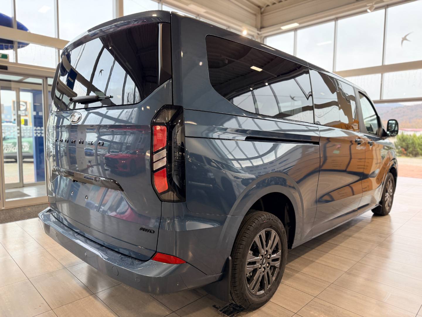 Ford Tourneo Custom 2.0 TDCi EcoBlue Titanium L2 A/T AWD – Obrázok 4