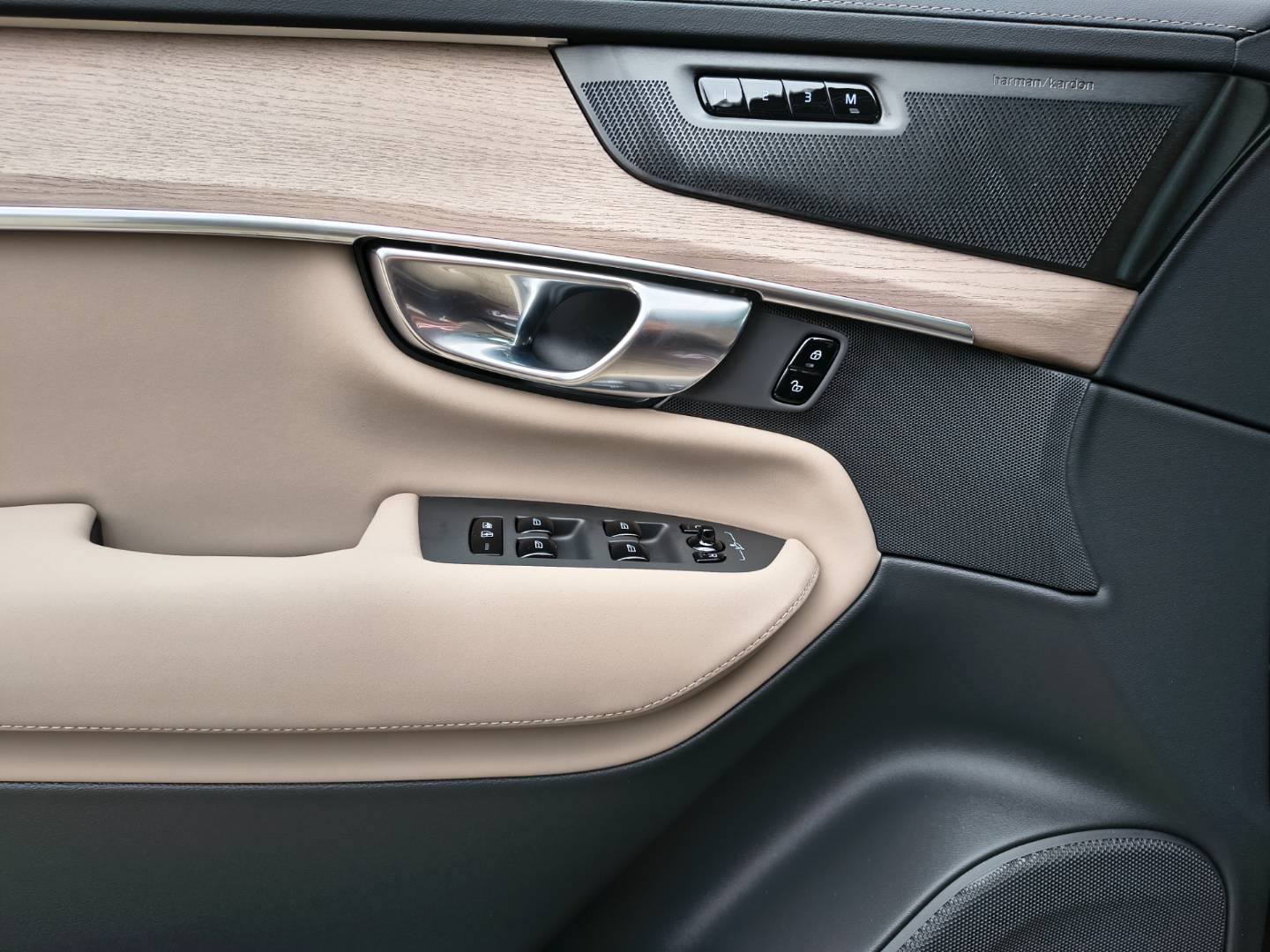 Volvo XC90 T8 Plus Dark AWD – Obrázok 7