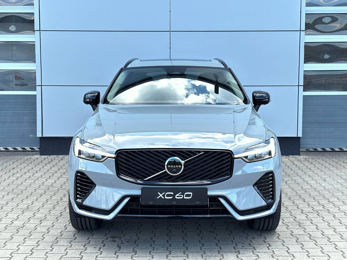 Volvo XC60 2.0 T8 Recharge Plus Dark eAWD A/T – Obrázok 2