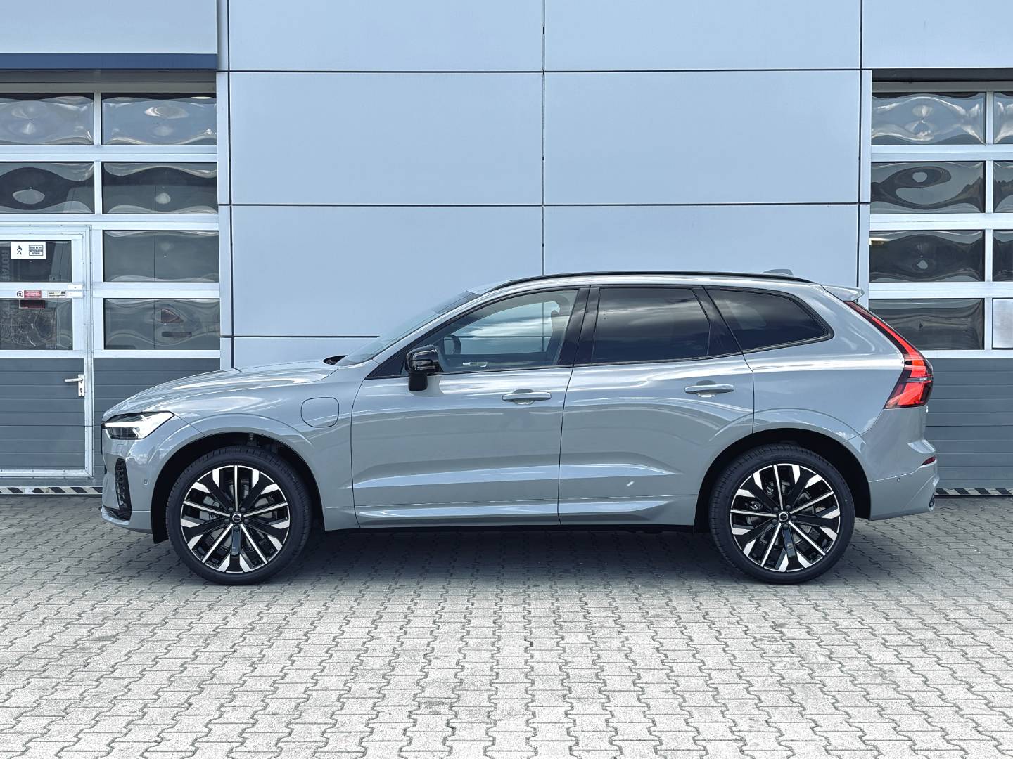 Volvo XC60 2.0 T8 Recharge Plus Dark eAWD A/T – Obrázok 3