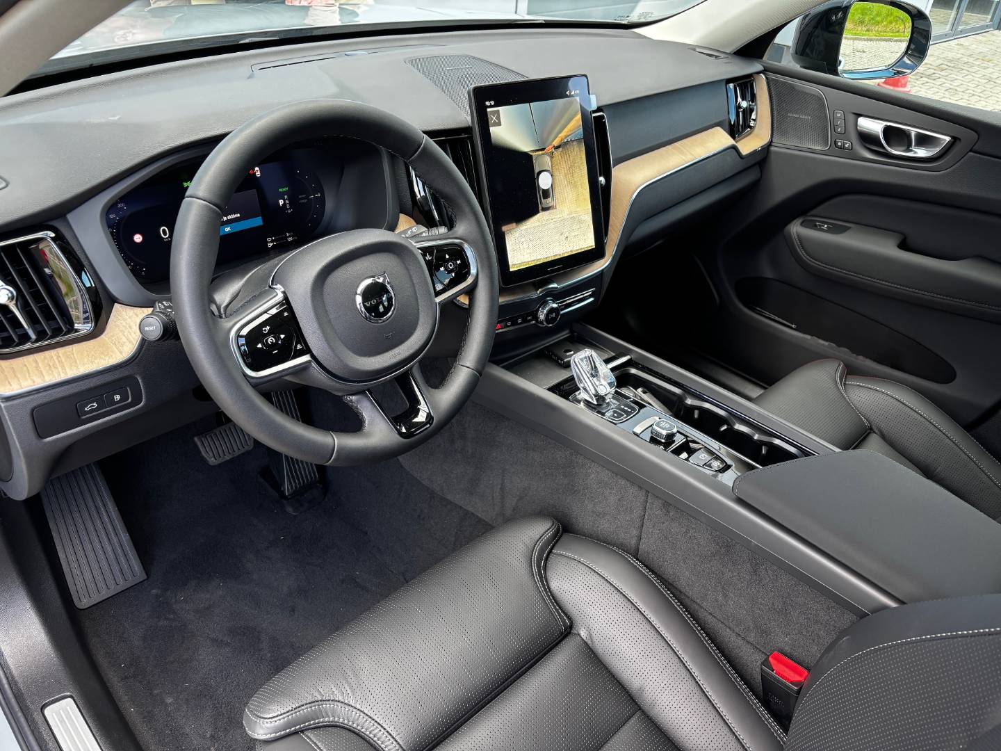 Volvo XC60 2.0 T8 Recharge Plus Dark eAWD A/T – Obrázok 5