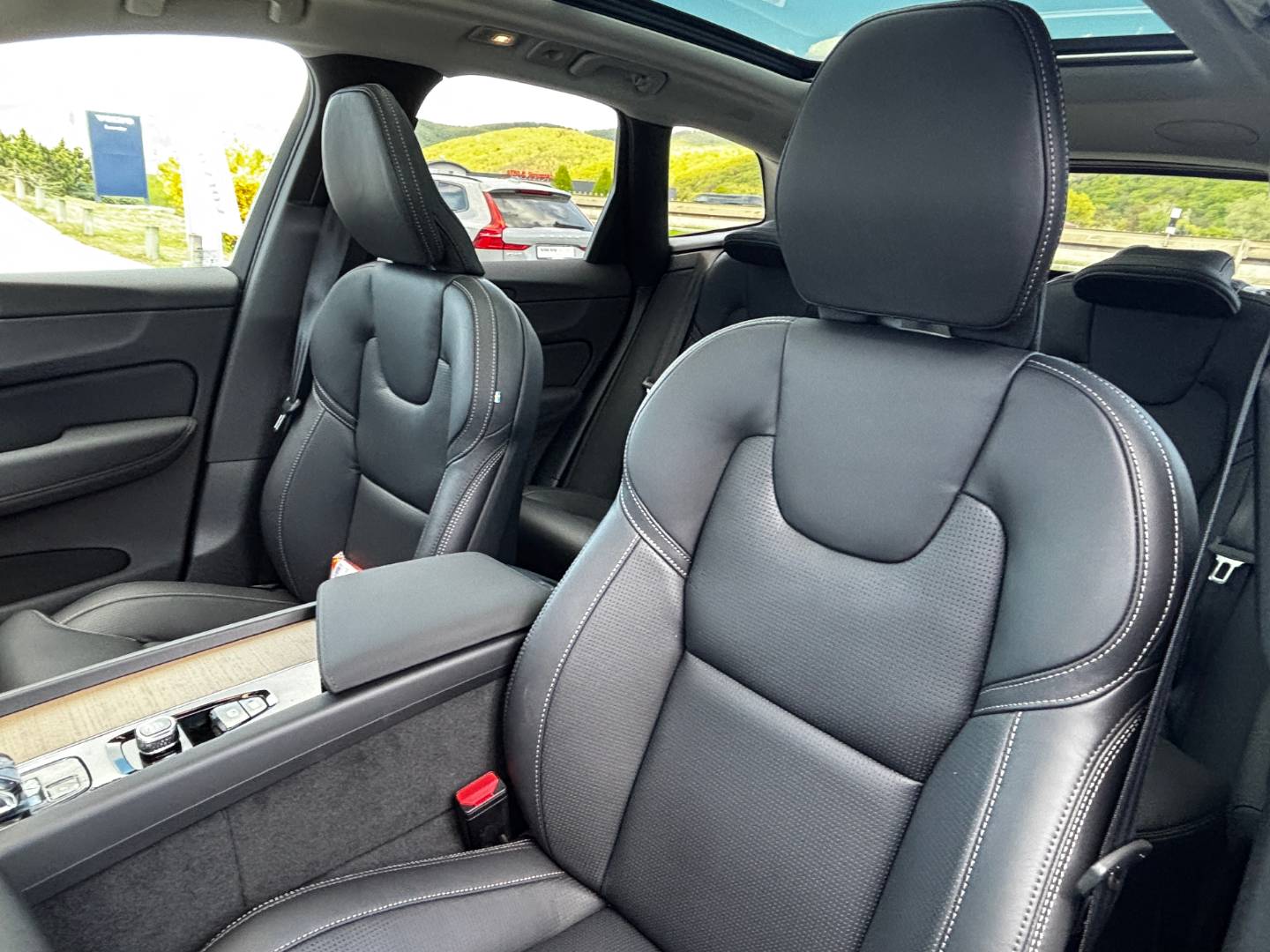 Volvo XC60 2.0 T8 Recharge Plus Dark eAWD A/T – Obrázok 8