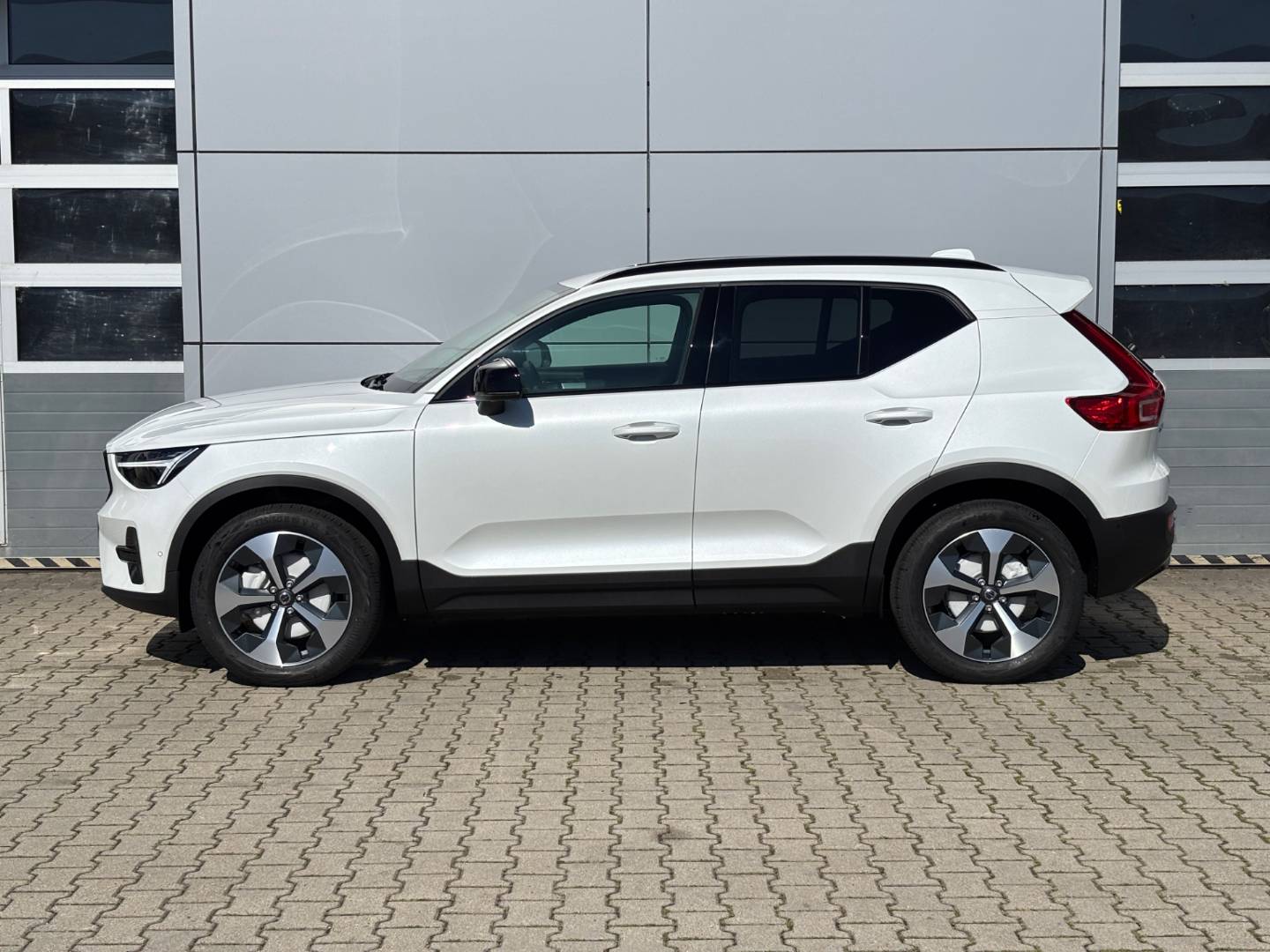 Volvo XC40 2.0 B3 mHEV Plus A/T – Obrázok 3