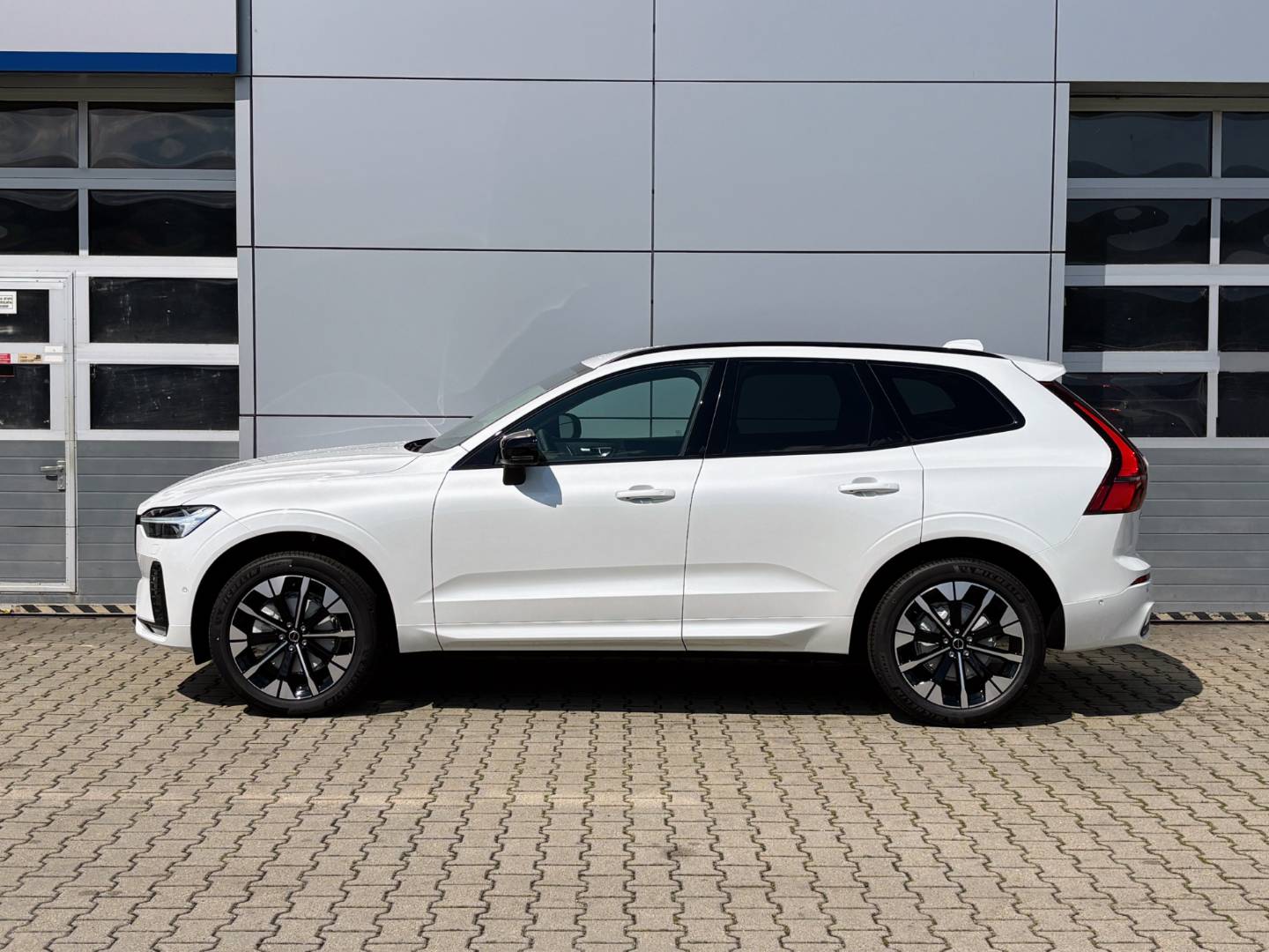 Volvo XC60 2.0 B5 mHEV Plus Dark AWD A/T – Obrázok 3