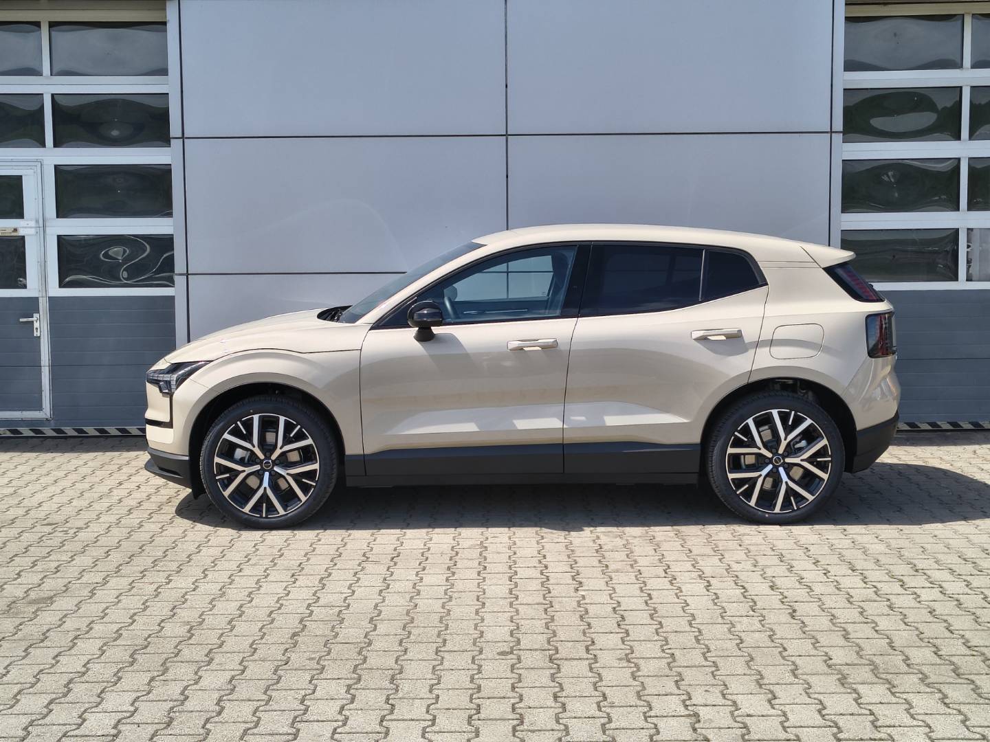 Volvo EX30 PLUS Single Motor Extended Range – Obrázok 3