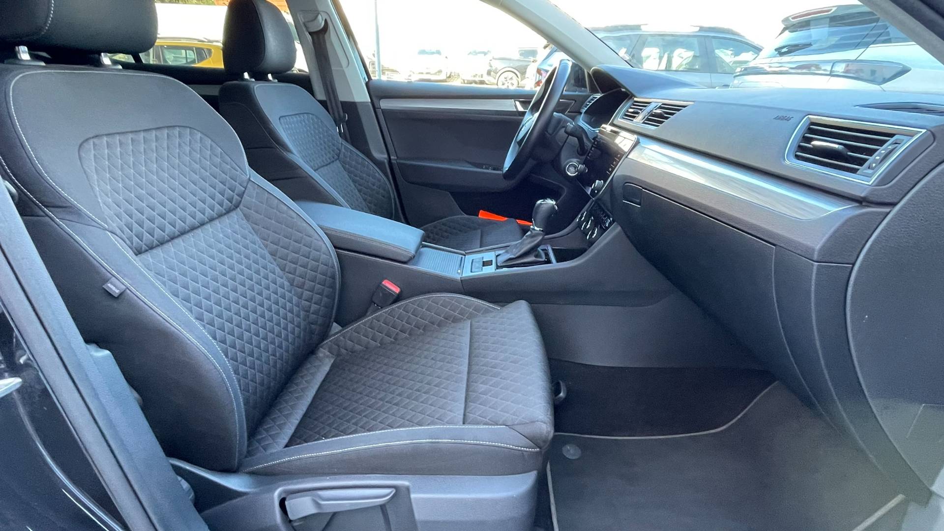 Škoda Superb 2.0TDI Ambition AT/7 1.majiteľ, nové v SR – Obrázok 11