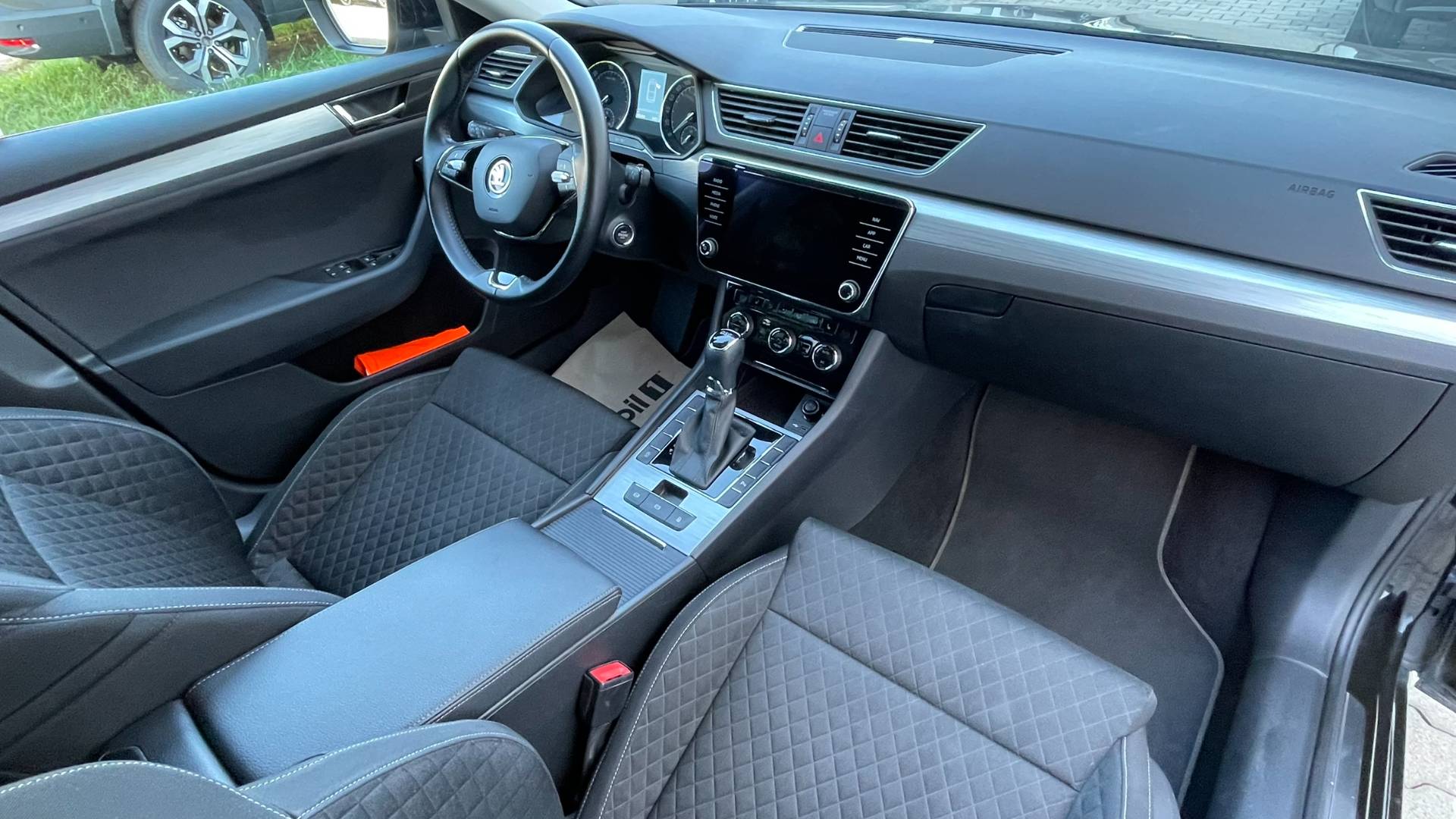 Škoda Superb 2.0TDI Ambition AT/7 1.majiteľ, nové v SR – Obrázok 12