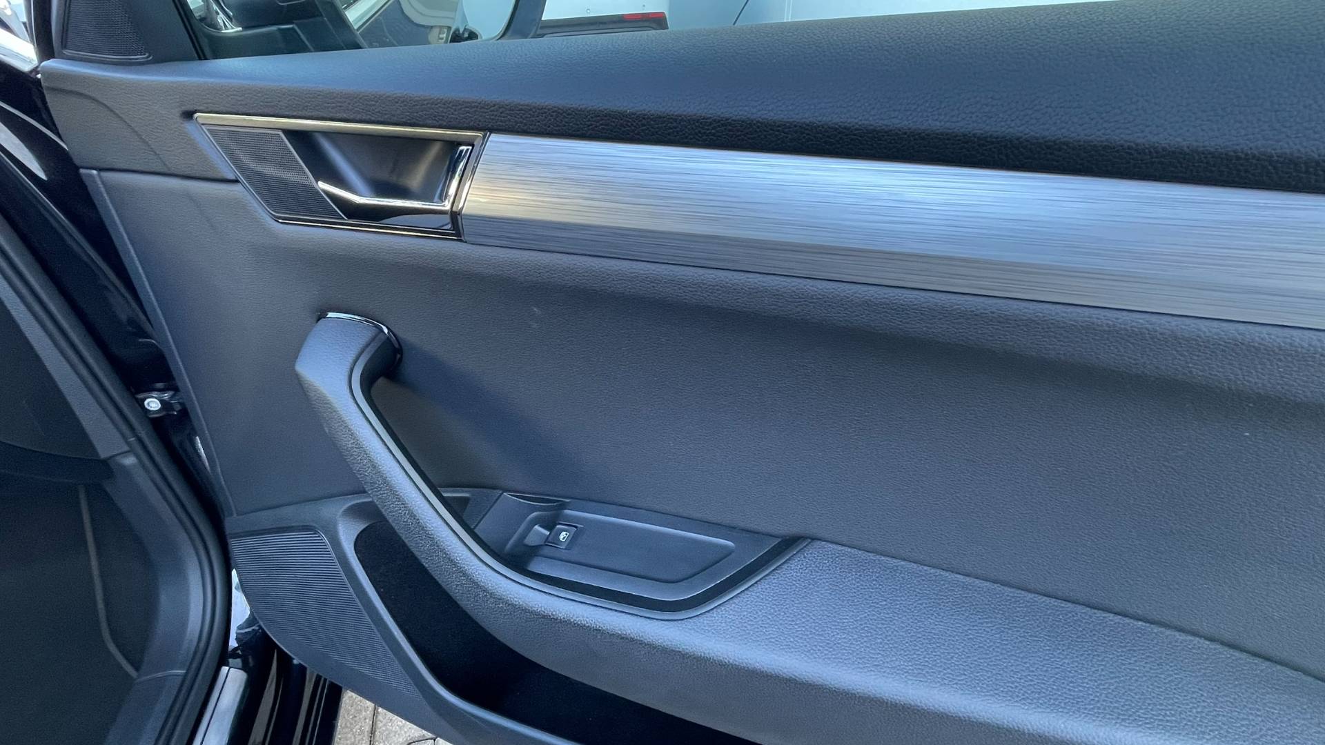 Škoda Superb 2.0TDI Ambition AT/7 1.majiteľ, nové v SR – Obrázok 13