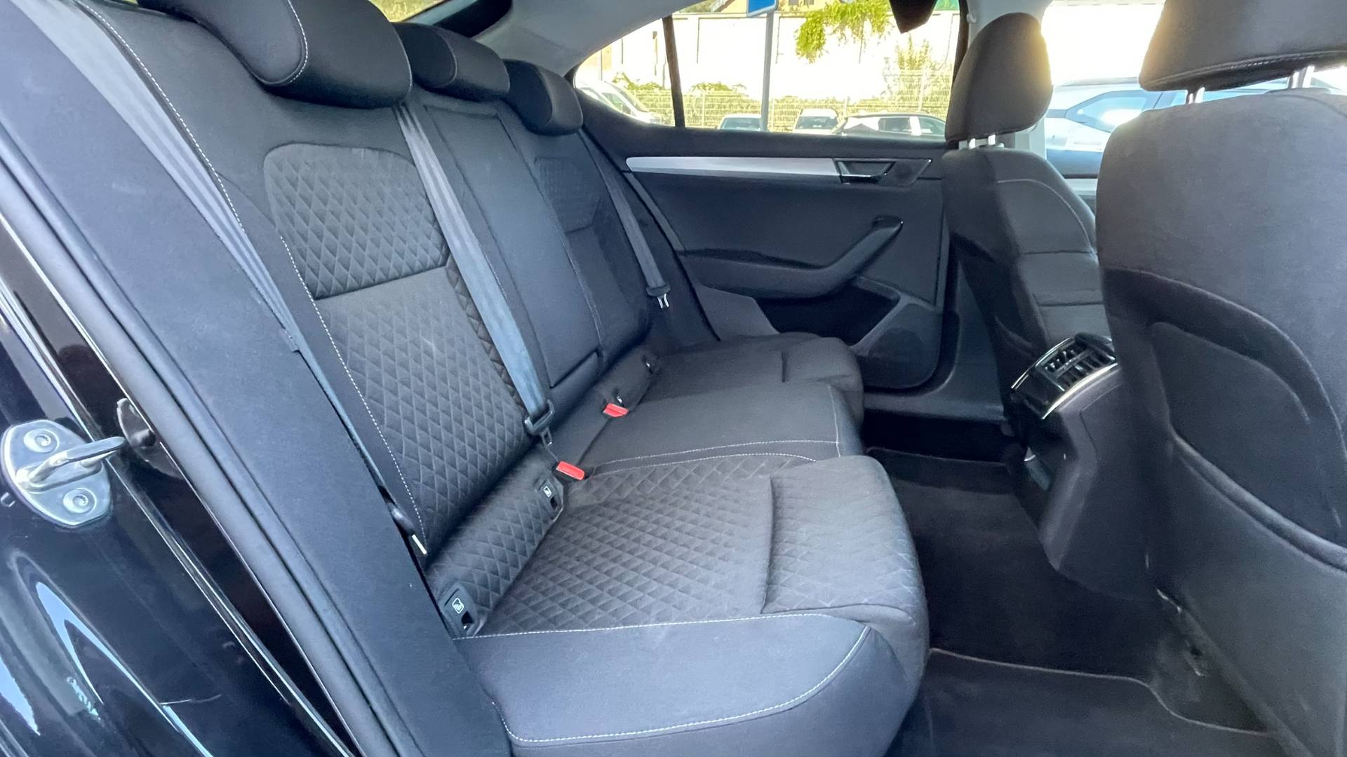 Škoda Superb 2.0TDI Ambition AT/7 1.majiteľ, nové v SR – Obrázok 14