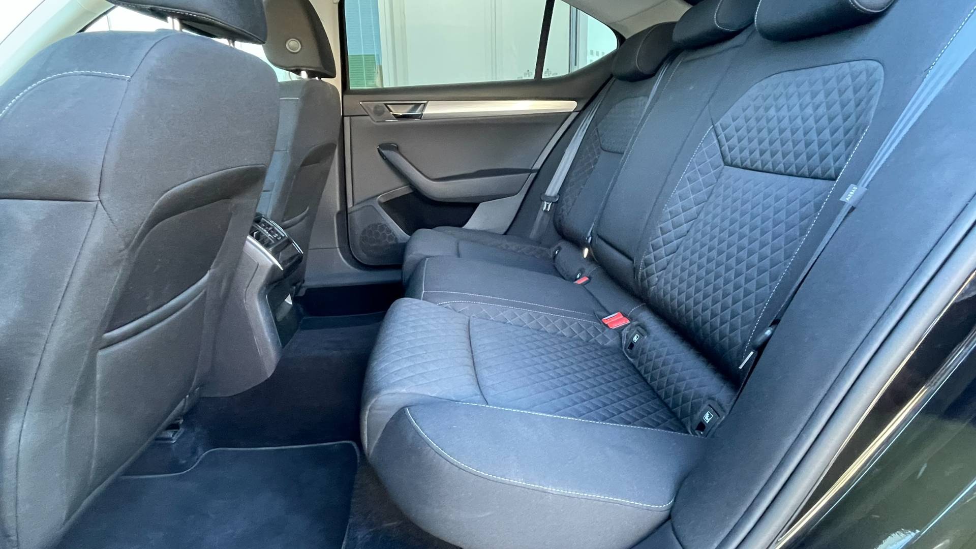 Škoda Superb 2.0TDI Ambition AT/7 1.majiteľ, nové v SR – Obrázok 15