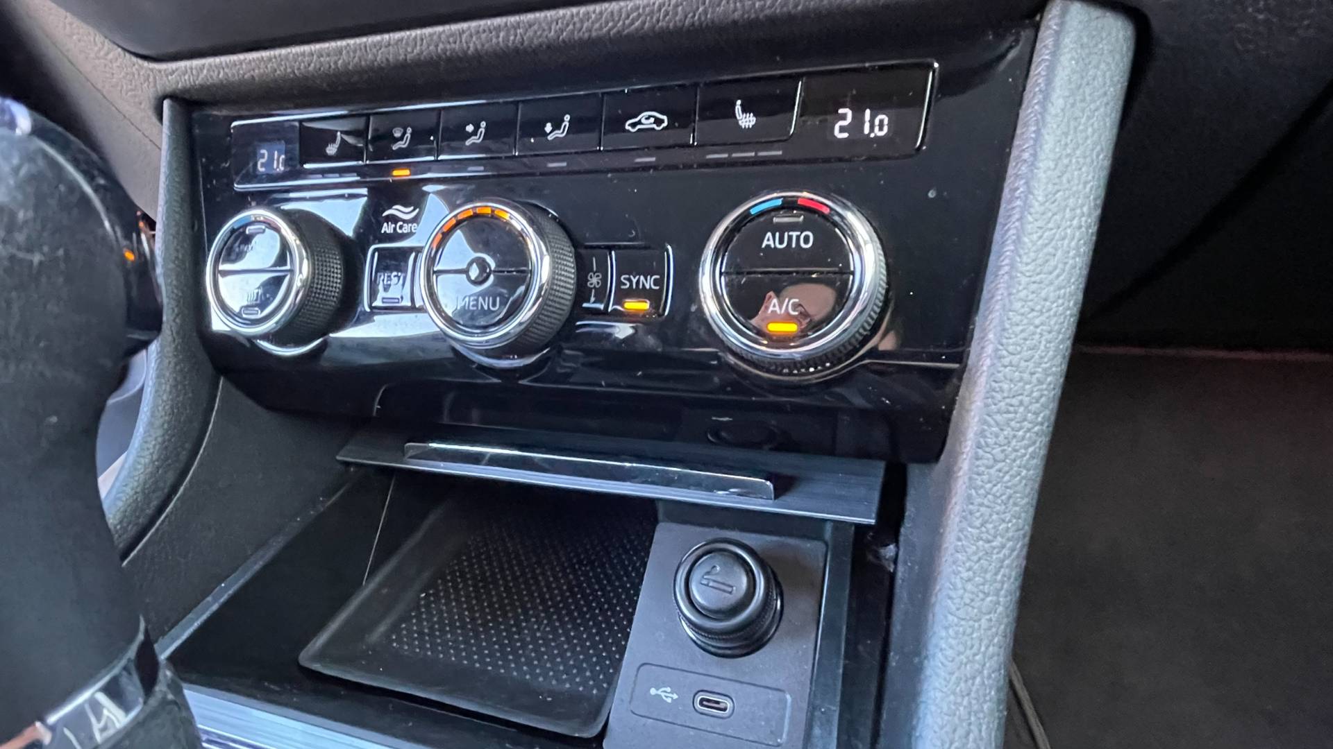Škoda Superb 2.0TDI Ambition AT/7 1.majiteľ, nové v SR – Obrázok 20