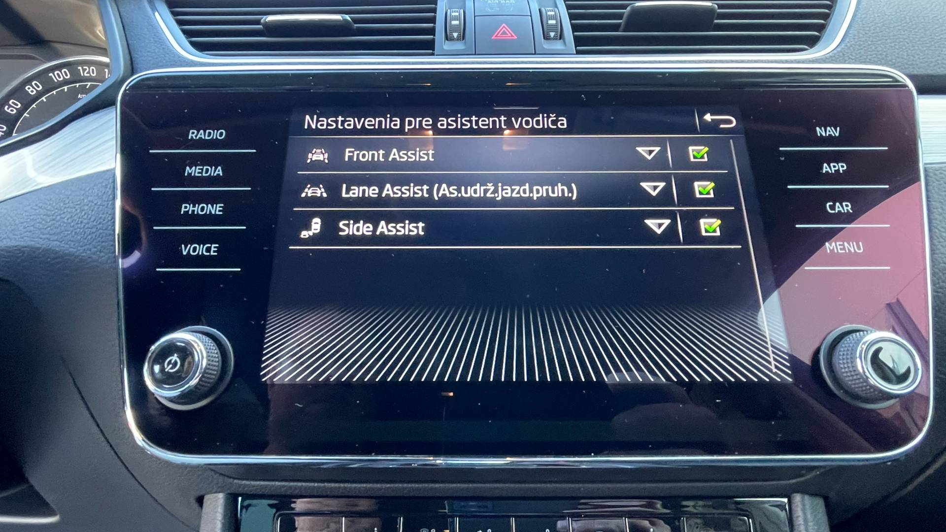 Škoda Superb 2.0TDI Ambition AT/7 1.majiteľ, nové v SR – Obrázok 24