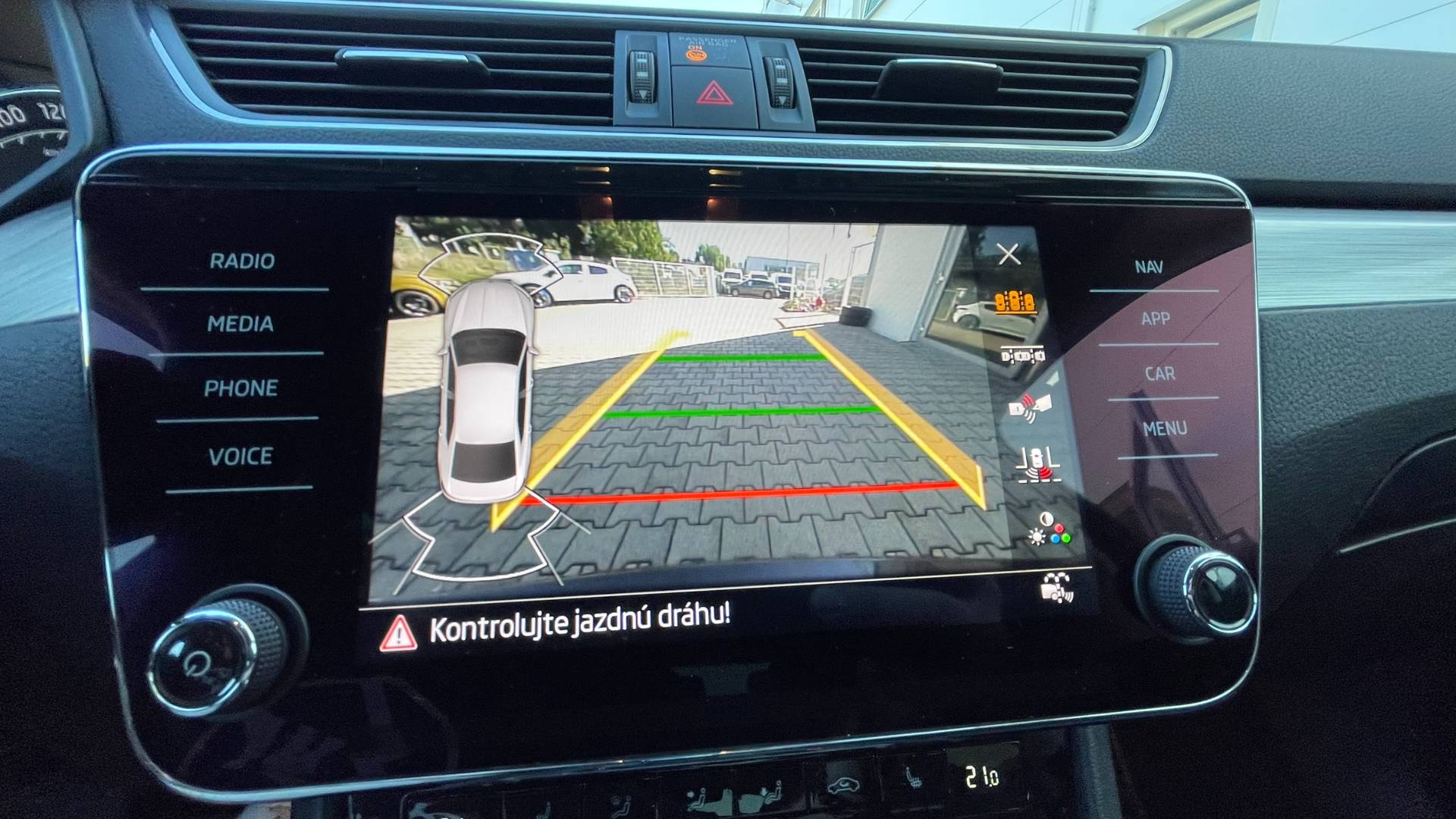 Škoda Superb 2.0TDI Ambition AT/7 1.majiteľ, nové v SR – Obrázok 30