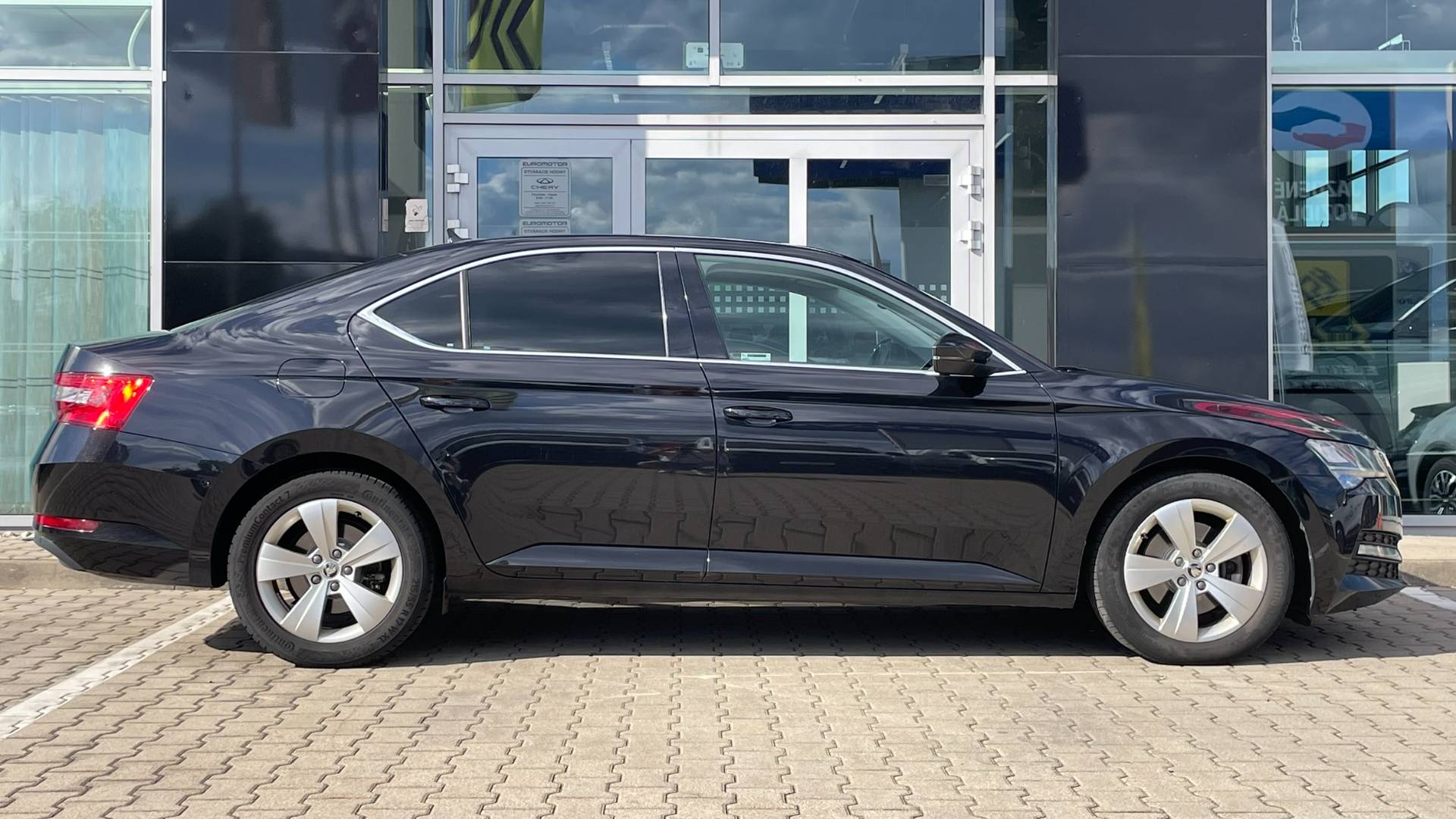Škoda Superb 2.0TDI Ambition AT/7 1.majiteľ, nové v SR – Obrázok 7