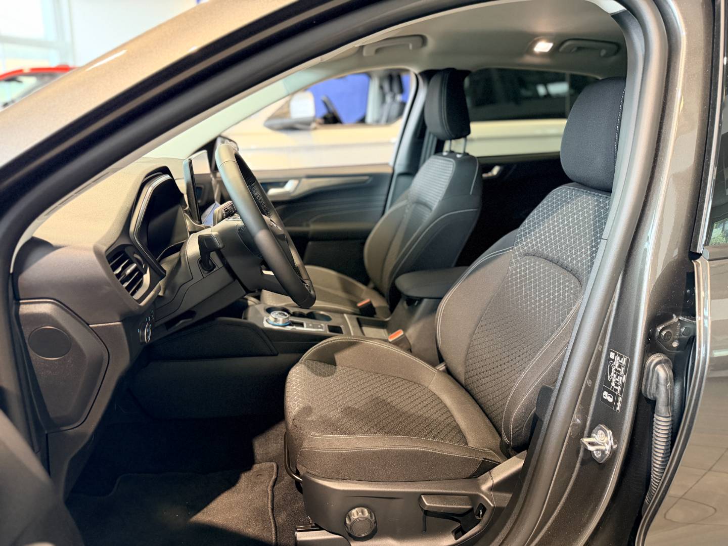 Ford Kuga 2. 5 Duratec FHEV 183k eCVT - AWD (134kW) Titanium FHEV – Obrázok 9