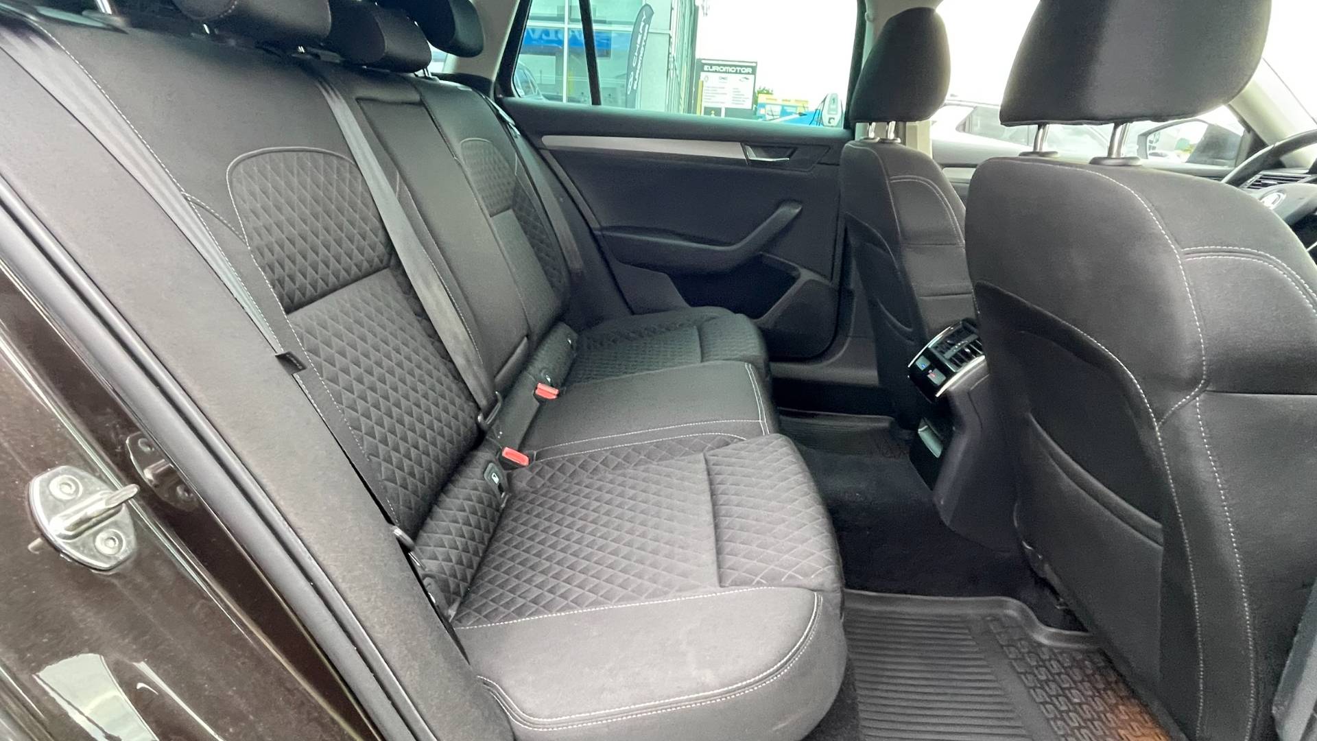 Škoda Superb Combi 2.0 TDI Style DSG EU6 – Obrázok 15
