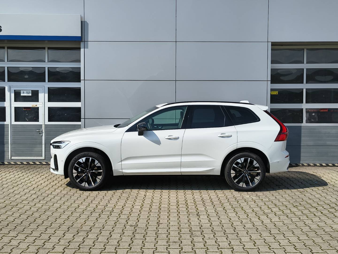 Volvo XC60 2.0 B5 mHEV Plus Dark AWD A/T – Obrázok 3