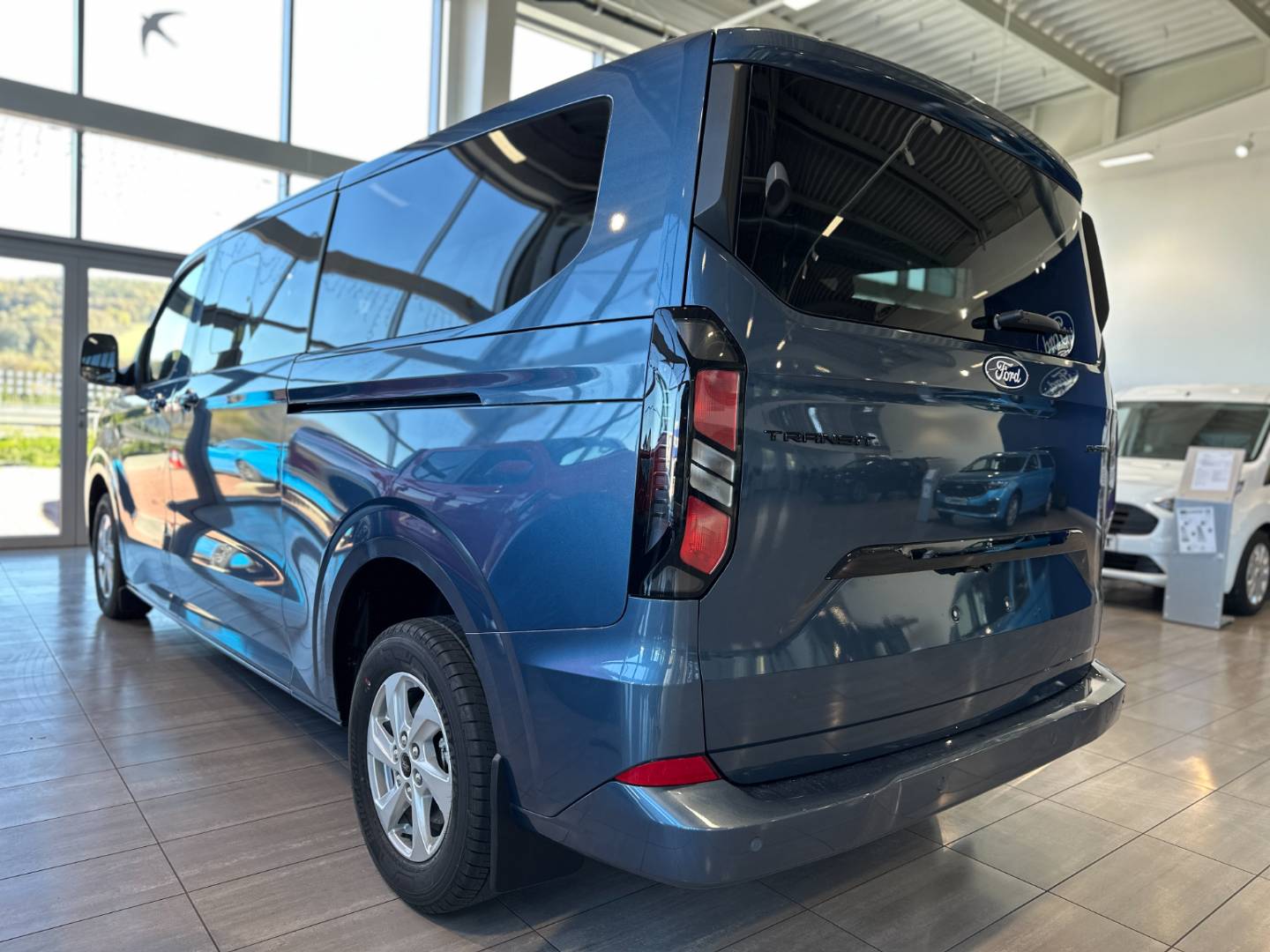 Ford Transit Custom BUSINESS 2.0 TDCi EB 170k A8 - FWD (125kW) – Obrázok 5