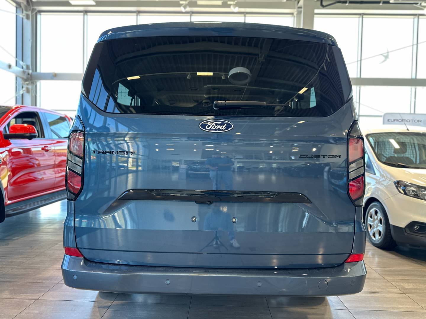 Ford Transit Custom BUSINESS 2.0 TDCi EB 170k A8 - FWD (125kW) – Obrázok 6
