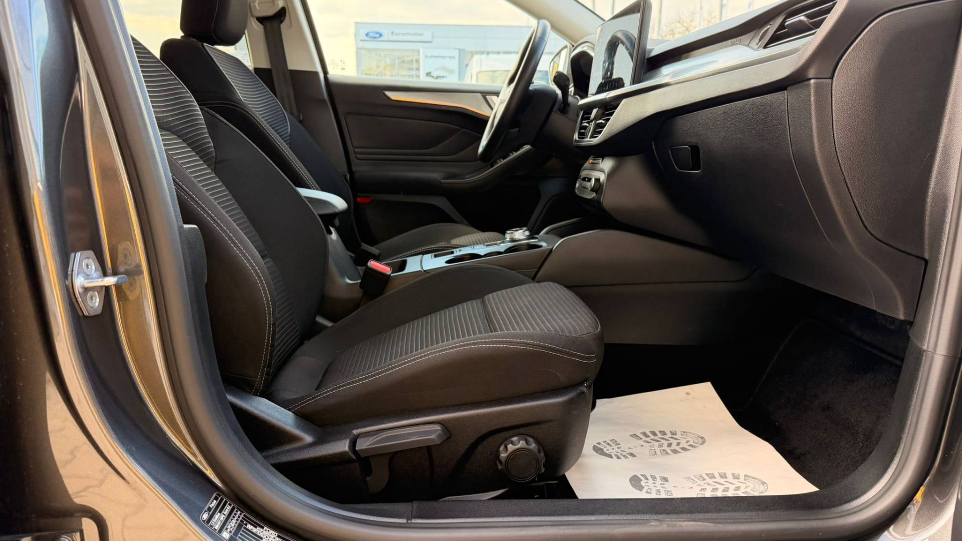 Ford Focus Kombi 1.5 EcoBlue Titanium A/T – Obrázok 10