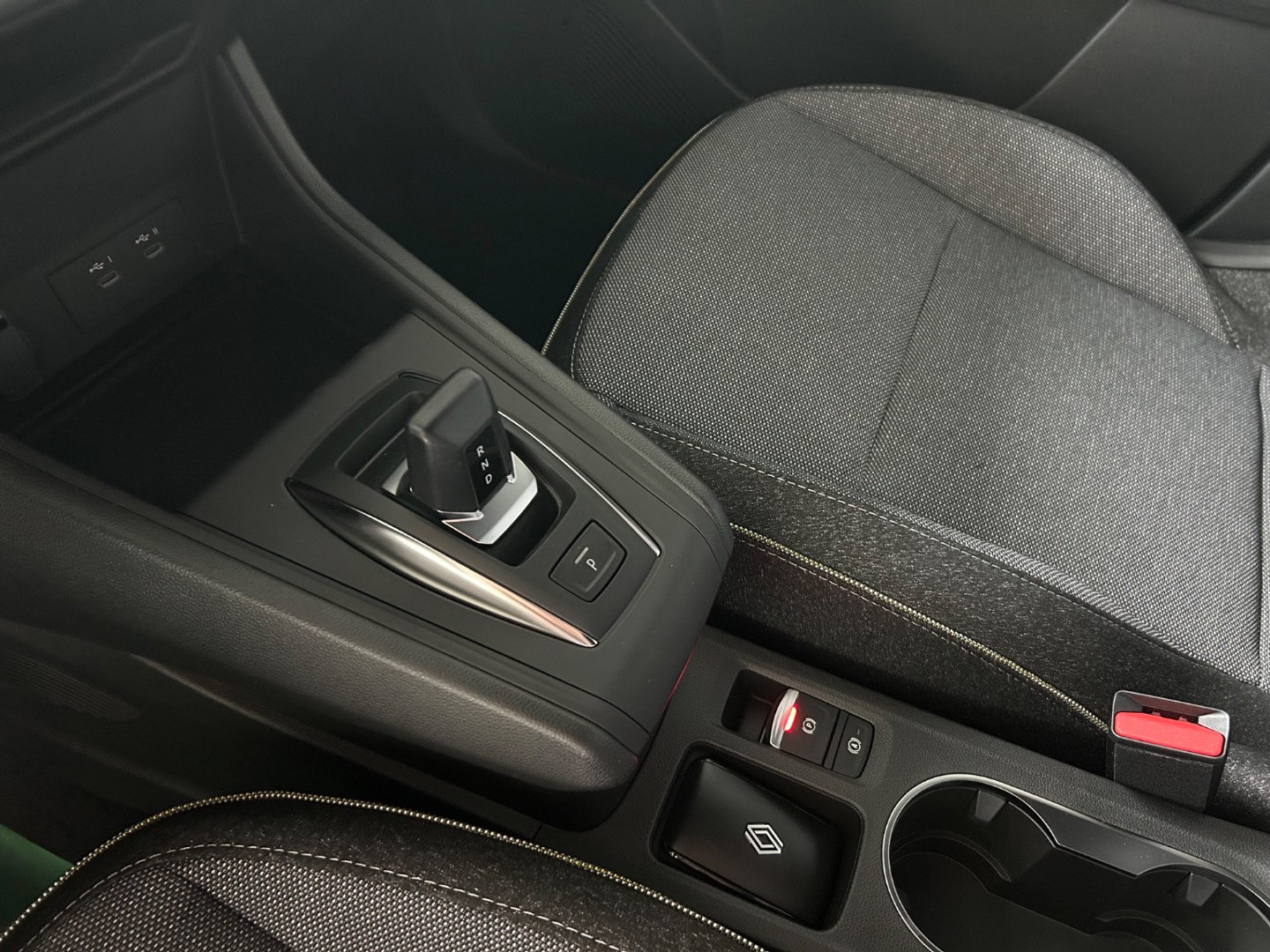 Renault Captur techno mild hybrid 140 EDC – Obrázok 12