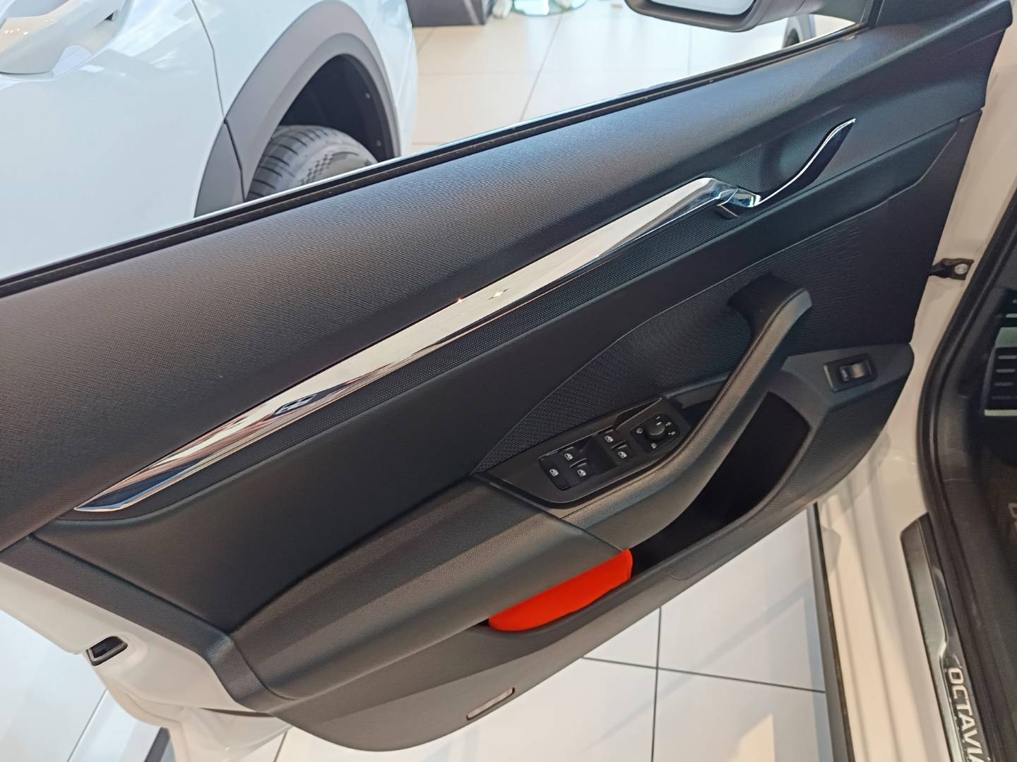 Škoda Octavia Combi 2.0 TSI Scout 4x4 DSG – Obrázok 14