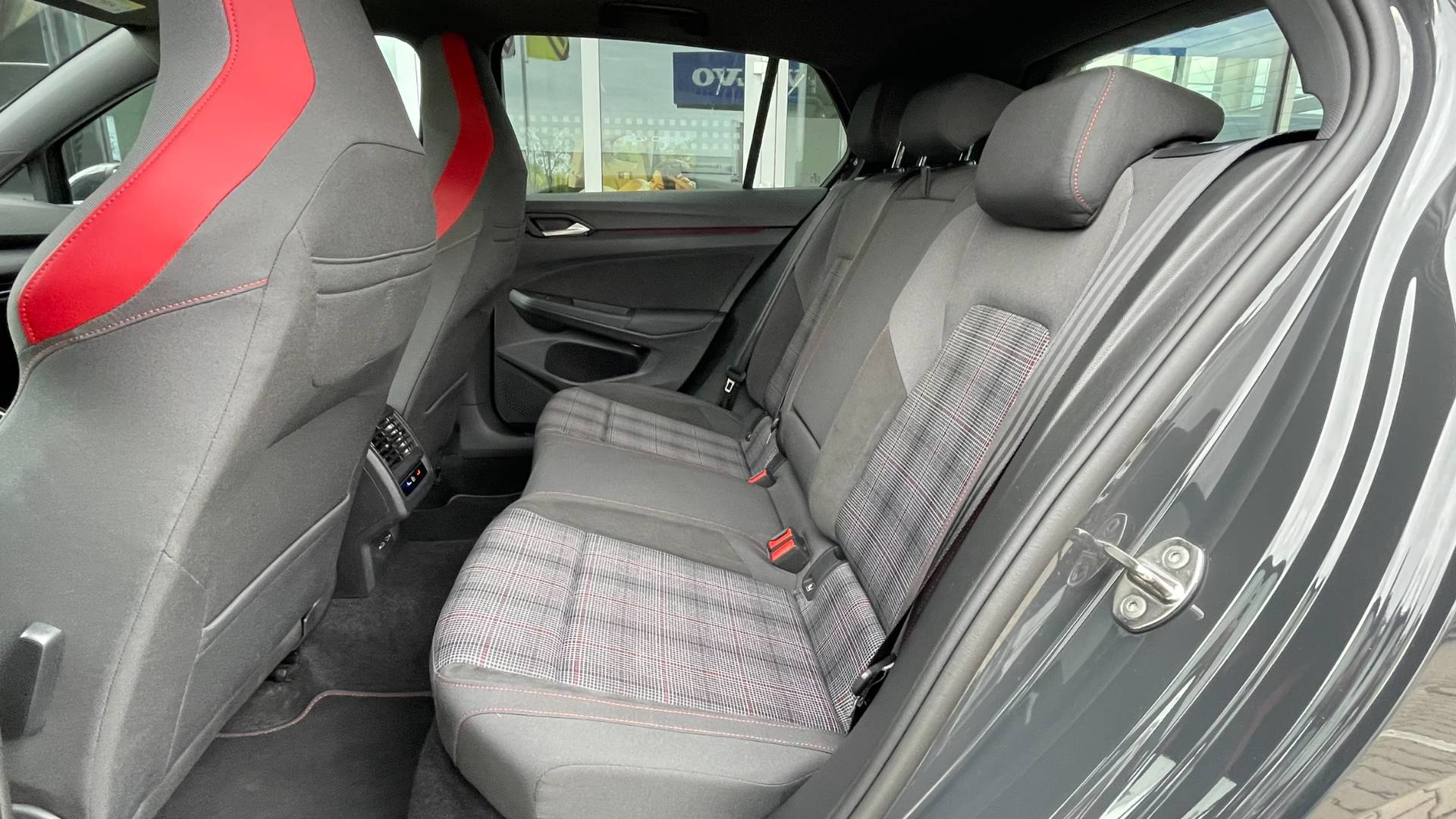 Volkswagen Golf 2.0TSI GTI M/6 180kW 1.majiteľ – Obrázok 19