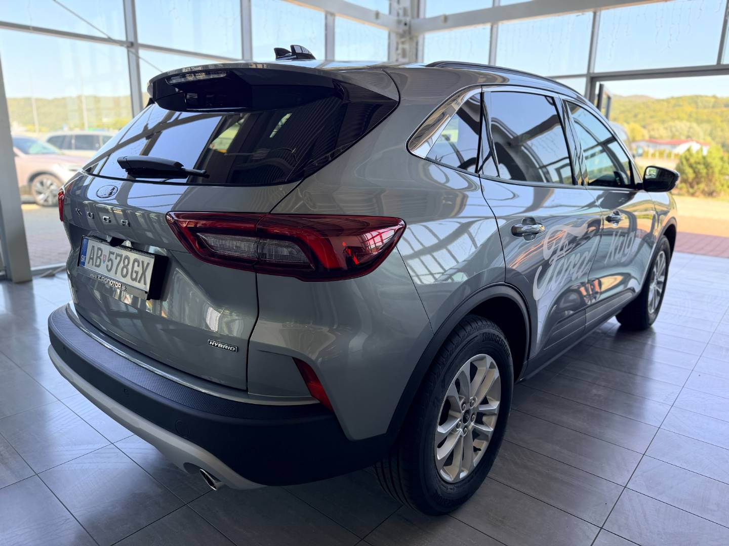 Ford Kuga 2. 5 Duratec FHEV 180k eCVT - FWD (132kW) Titanium FHEV – Obrázok 4