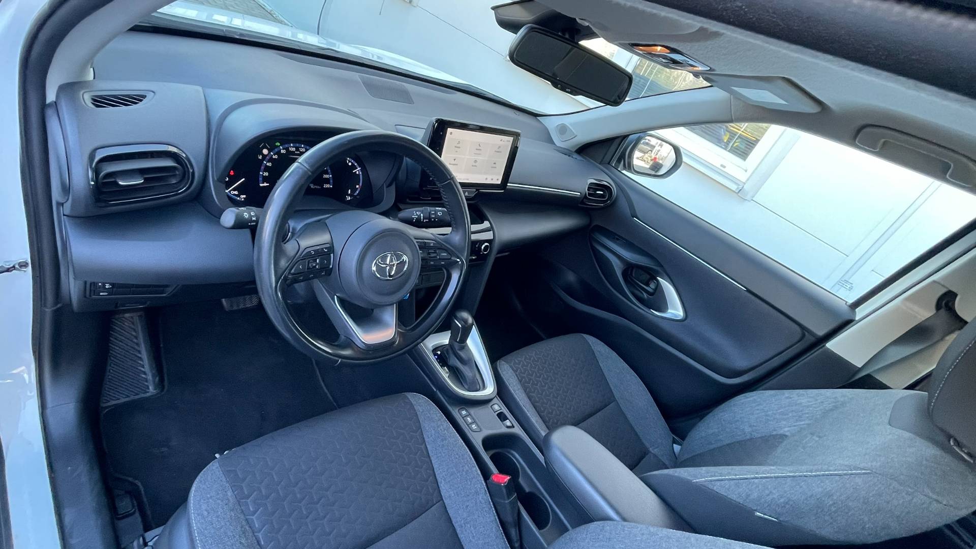 Toyota Yaris Cross 1.5 Hybrid Active e-CVT 68 kW, 2023 – Obrázok 11