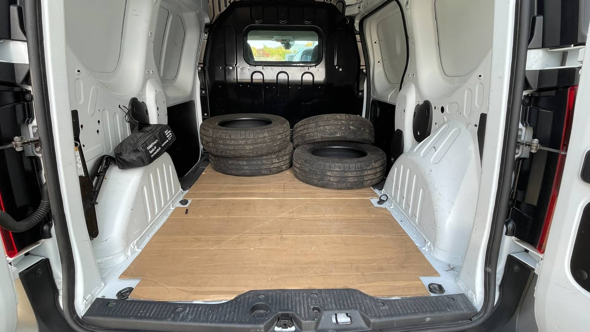 Renault Express 1.3 TCe 100Extra M6, kupované ako nové na SK – Obrázok 20
