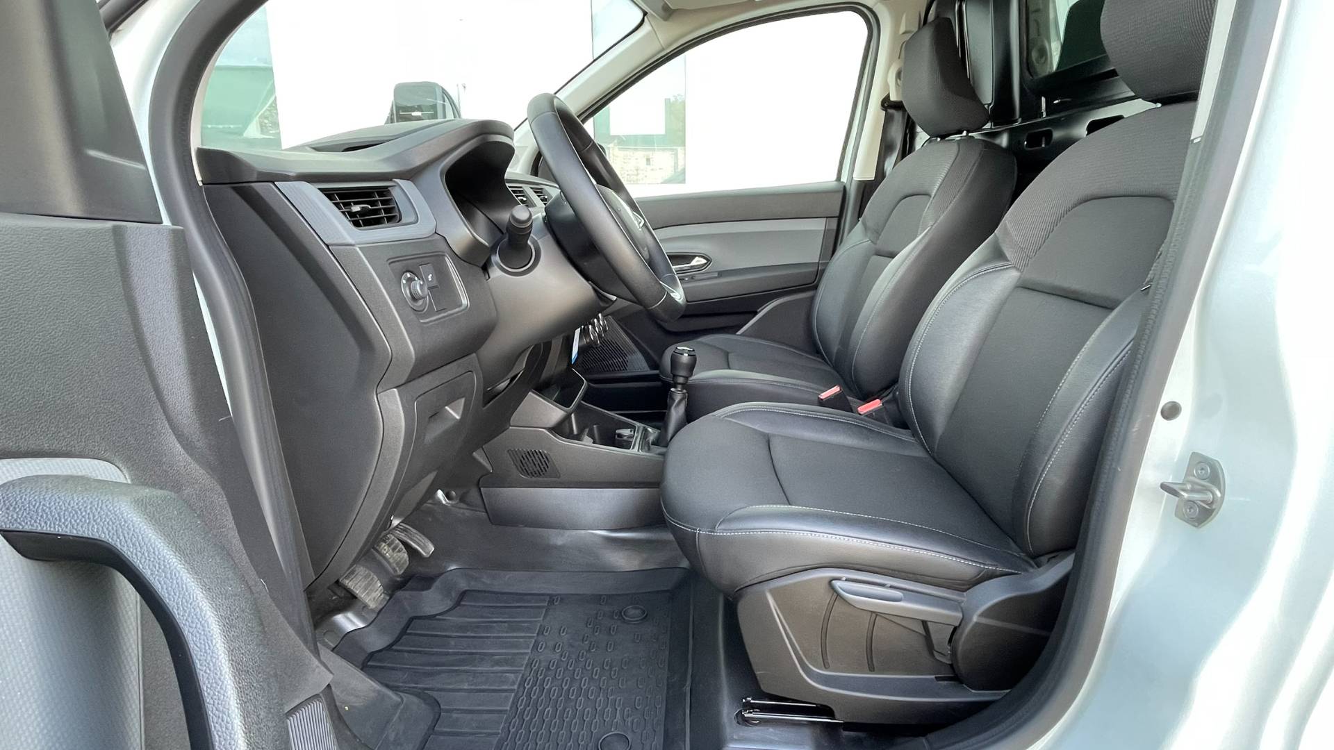 Renault Express 1.3 TCe 100Extra M6, kupované ako nové na SK – Obrázok 9