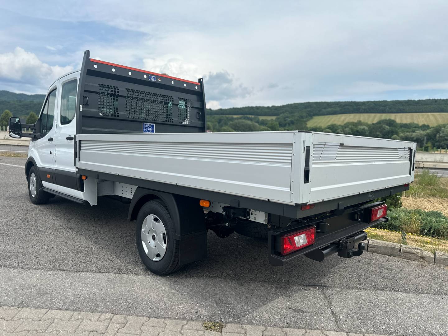 Ford Transit Valník 2.0 TDCi EB 165k M6 - RWD (121kW) ChassisDC Trend – Obrázok 5