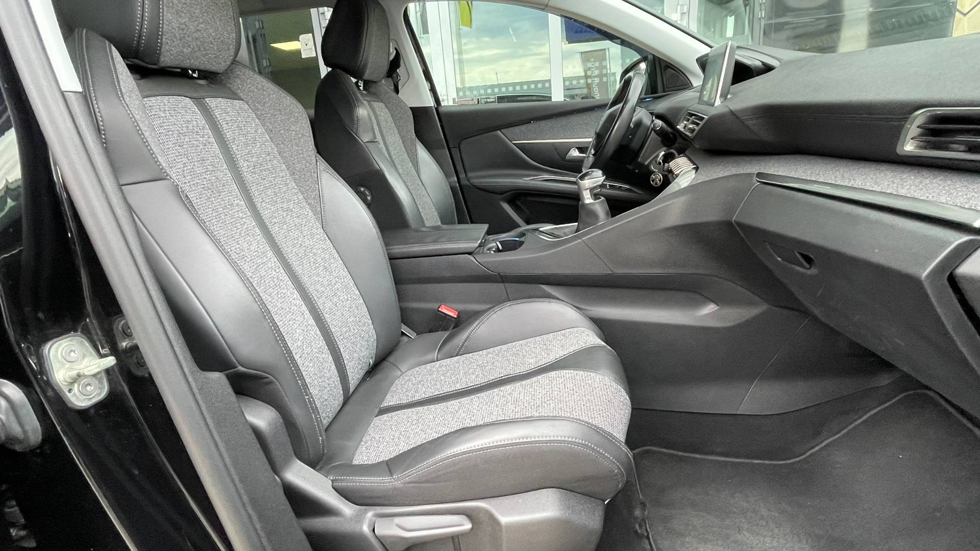 Peugeot 3008 1.2i PureTech Allure po 1. majiteľovi – Obrázok 12