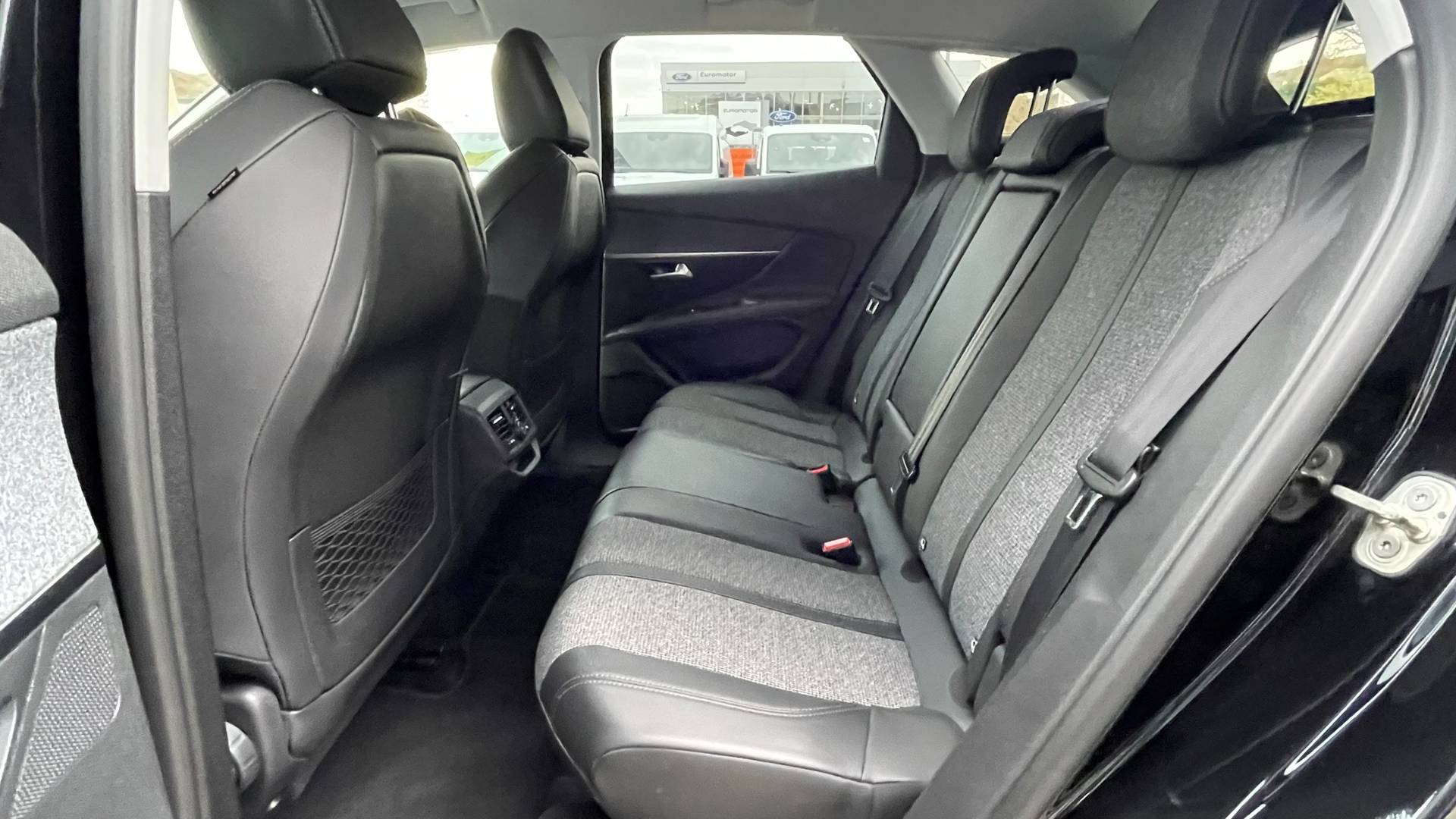 Peugeot 3008 1.2i PureTech Allure po 1. majiteľovi – Obrázok 15