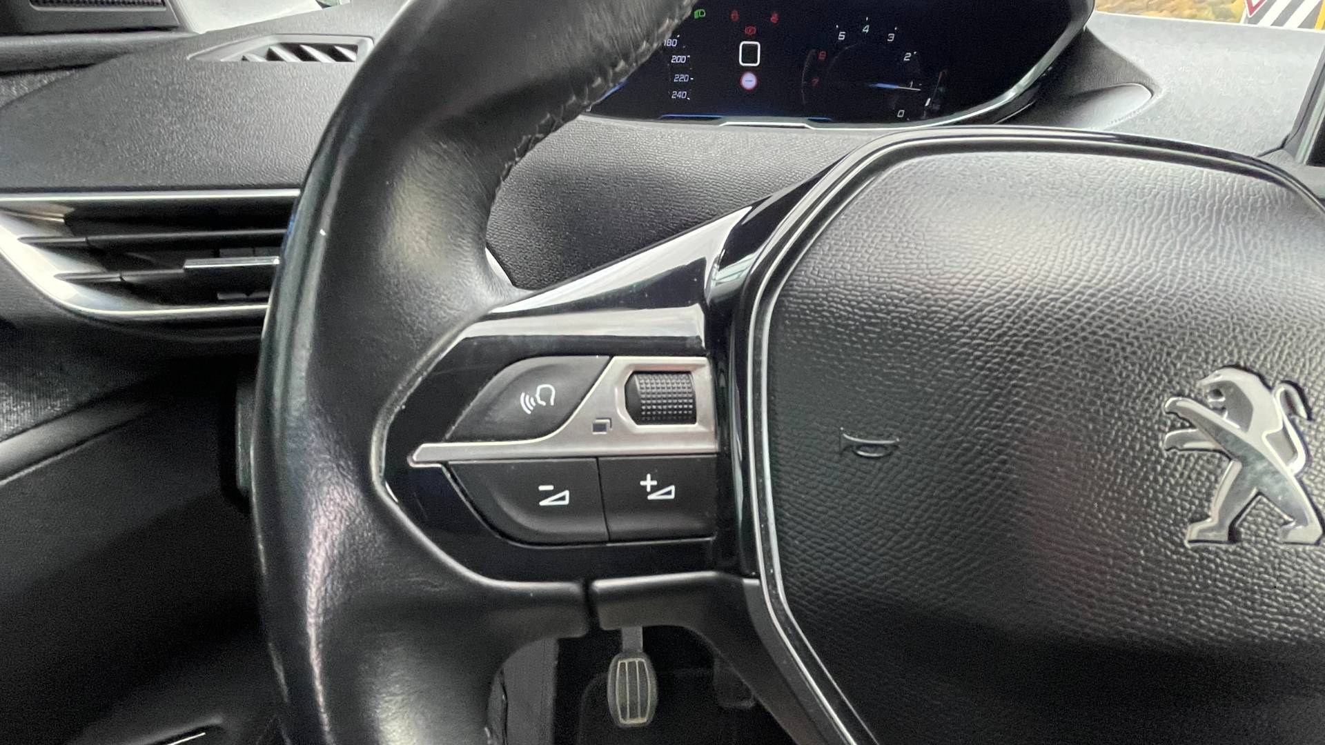 Peugeot 3008 1.2i PureTech Allure po 1. majiteľovi – Obrázok 19