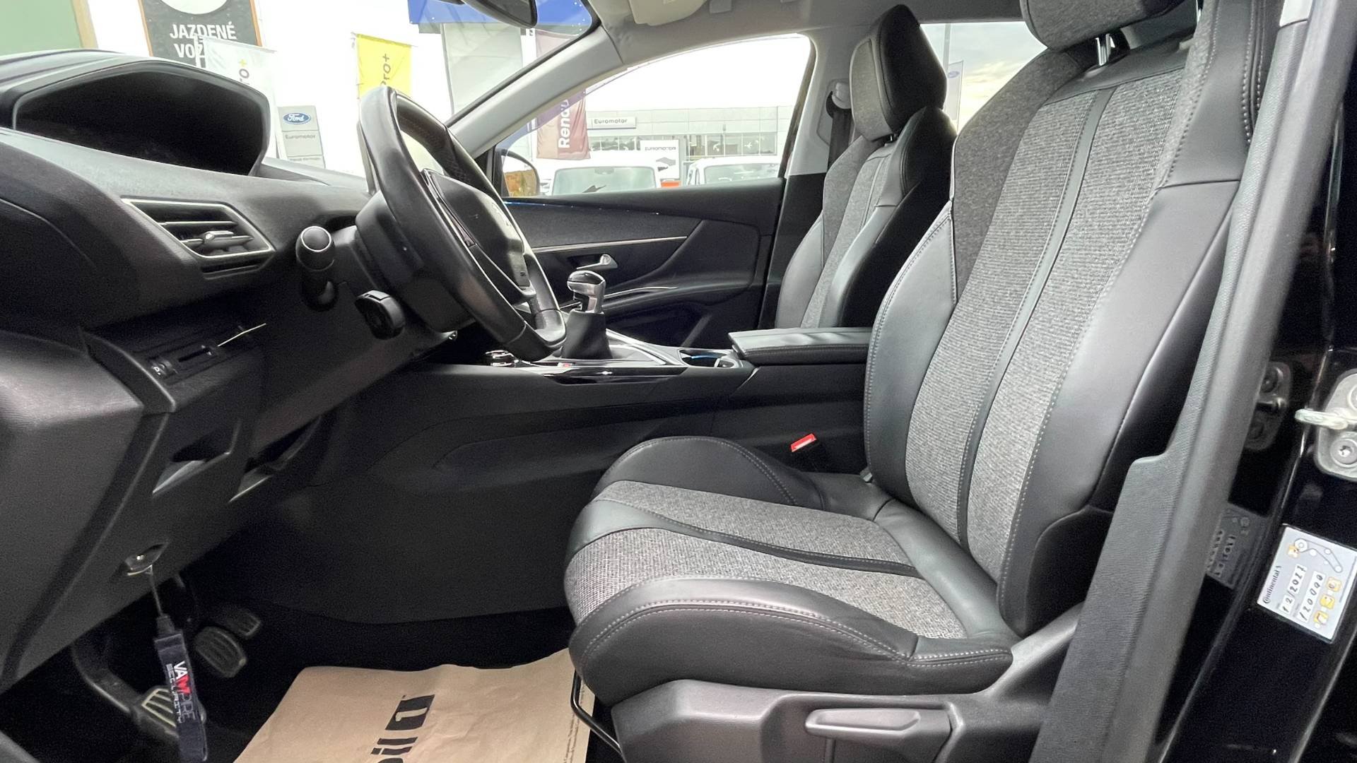 Peugeot 3008 1.2i PureTech Allure po 1. majiteľovi – Obrázok 9